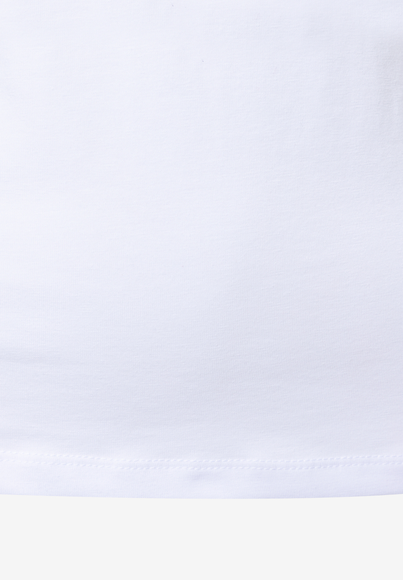 Detailaufnahme eines weißen MORE & MORE Oberteils aus Jersey mit Saum. Detailaufnahme eines weißen MORE & MORE Oberteils aus Jersey mit Saum.