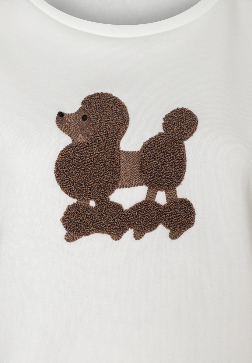 Ein weißes MORE & MORE Sweatshirt zeigt einen braunen Pudel, dessen Fellstruktur hervorgehoben ist. Ein weißes MORE & MORE Sweatshirt zeigt einen braunen Pudel, dessen Fellstruktur hervorgehoben ist.