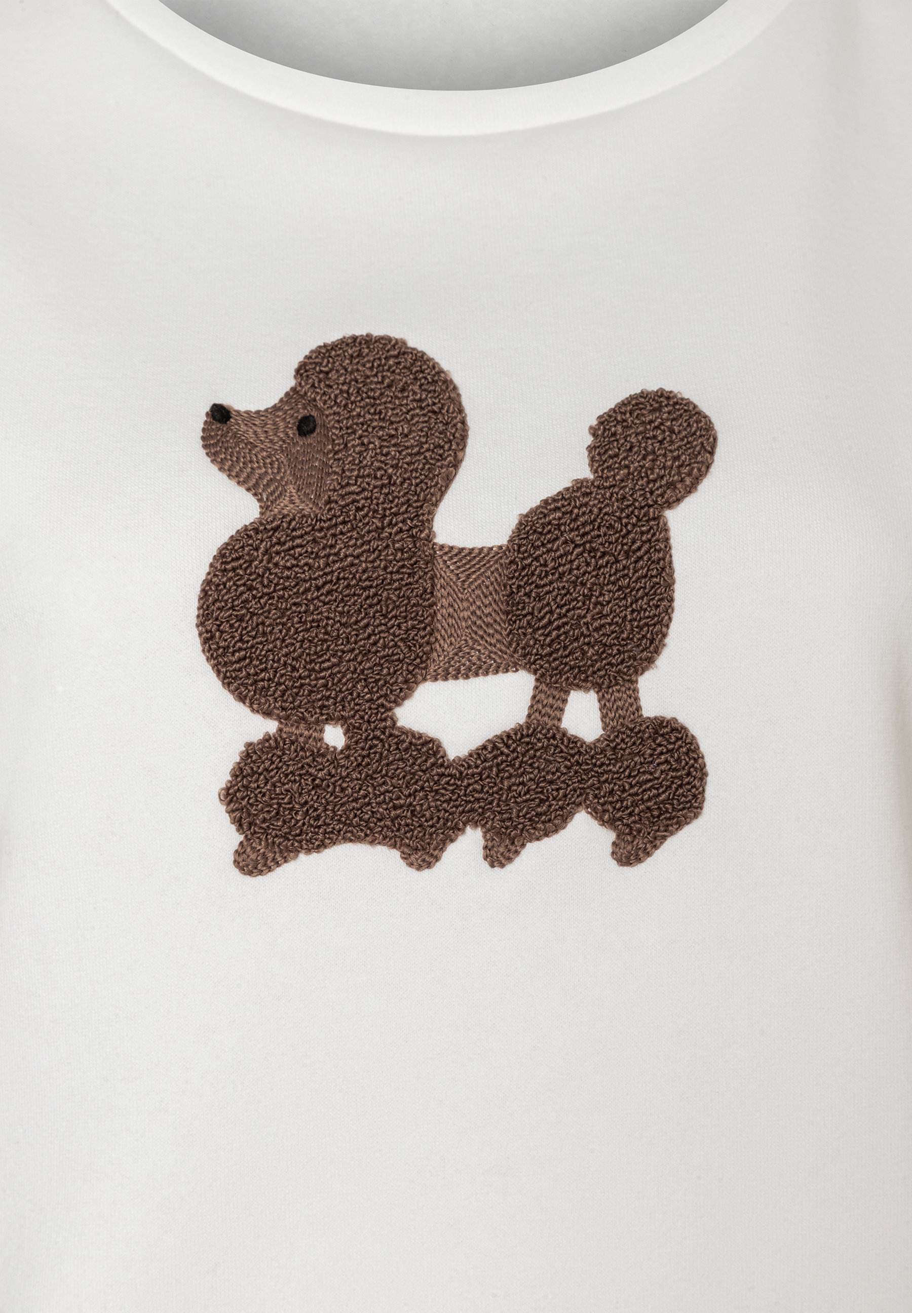 Ein weißes MORE & MORE Sweatshirt zeigt einen braunen Pudel, dessen Fellstruktur hervorgehoben ist. Ein weißes MORE & MORE Sweatshirt zeigt einen braunen Pudel, dessen Fellstruktur hervorgehoben ist.