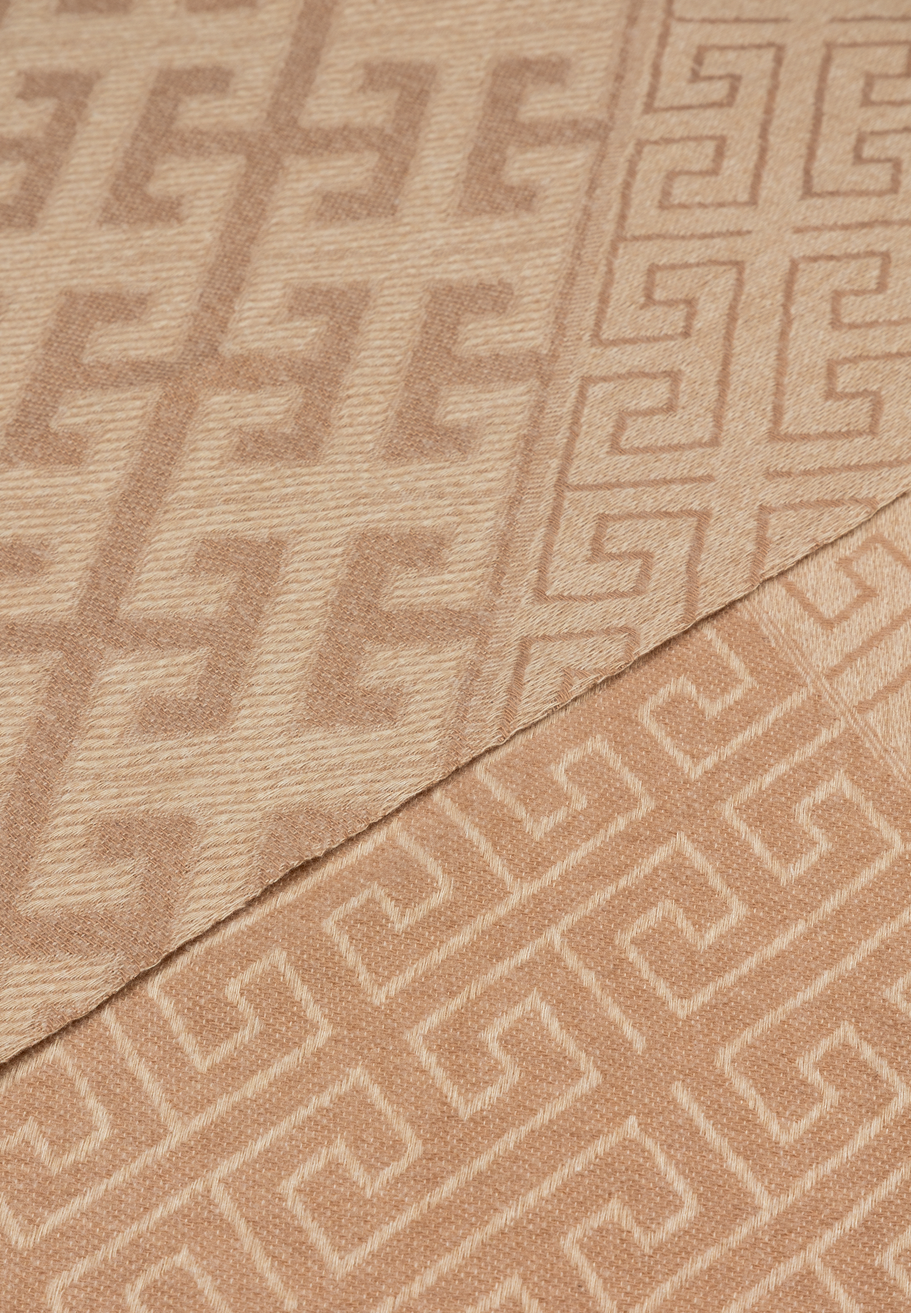 Nahaufnahme eines MORE & MORE Accessoires mit einem geometrischen Muster in sanften Brauntönen. Nahaufnahme eines MORE & MORE Accessoires mit einem geometrischen Muster in sanften Brauntönen.