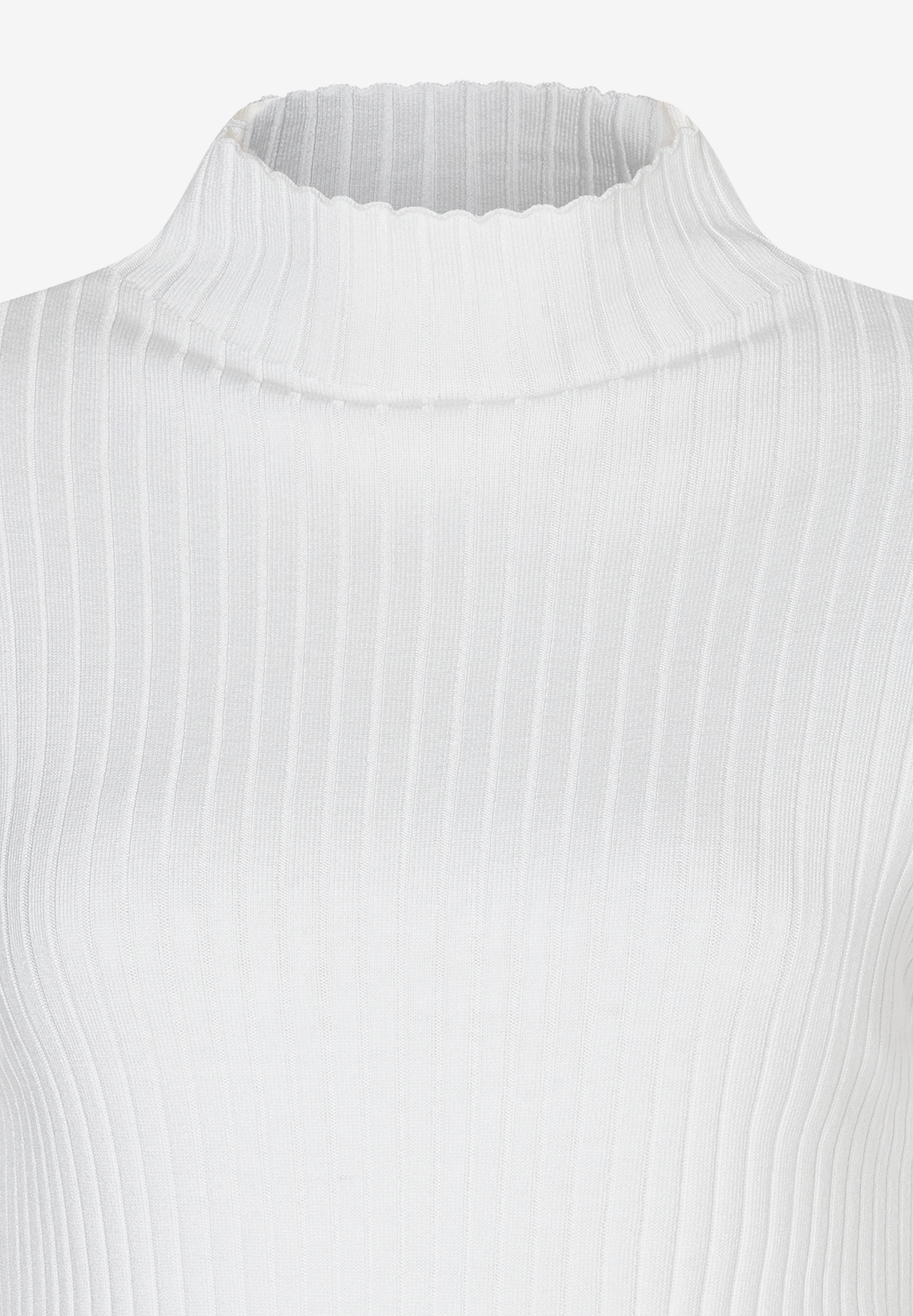 Detailansicht eines weißen, gerippten Rollkragens von MORE & MORE, einem Oberteil/Strickwaren Produkt. Detailansicht eines weißen, gerippten Rollkragens von MORE & MORE, einem Oberteil/Strickwaren Produkt.