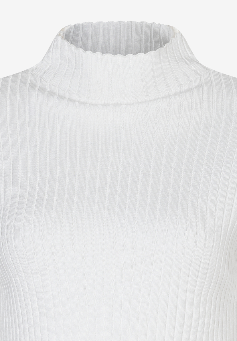 Detailansicht eines weißen, gerippten Rollkragens von MORE & MORE, einem Oberteil/Strickwaren Produkt. Detailansicht eines weißen, gerippten Rollkragens von MORE & MORE, einem Oberteil/Strickwaren Produkt.