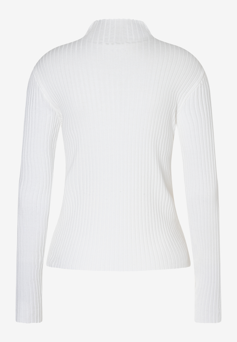 Ein weißer, gerippter Pullover von MORE & MORE mit langärmeligem Schnitt und hohem Kragen. Ein weißer, gerippter Pullover von MORE & MORE mit langärmeligem Schnitt und hohem Kragen.