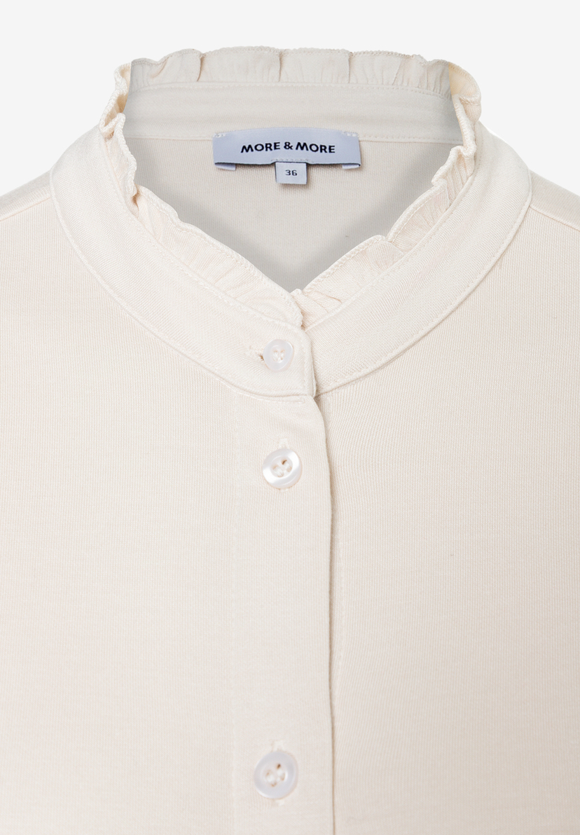 MORE & MORE Oberteil/Bluse mit Rüschenkragen in Creme. Die Bluse hat 3 Knöpfe und ist aus Leinen.
