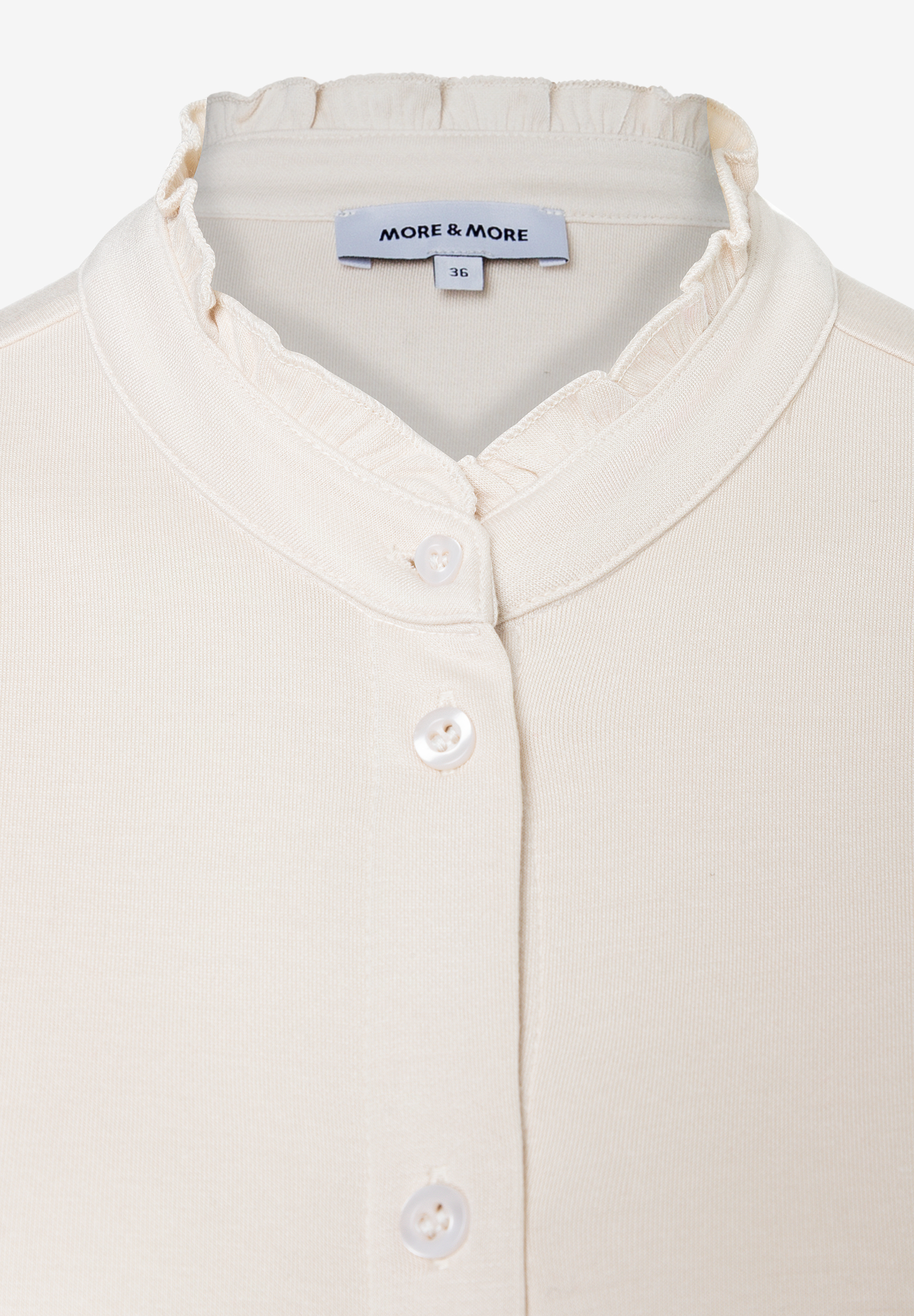 MORE & MORE Oberteil/Bluse mit Rüschenkragen in Creme. Die Bluse hat 3 Knöpfe und ist aus Leinen. MORE & MORE Oberteil/Bluse mit Rüschenkragen in Creme. Die Bluse hat 3 Knöpfe und ist aus Leinen.