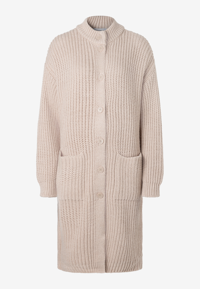 MORE & MORE Grobstrick-Longpullover in Hellbeige mit Stehkragen, Knopfleiste und aufgesetzten Taschen.
