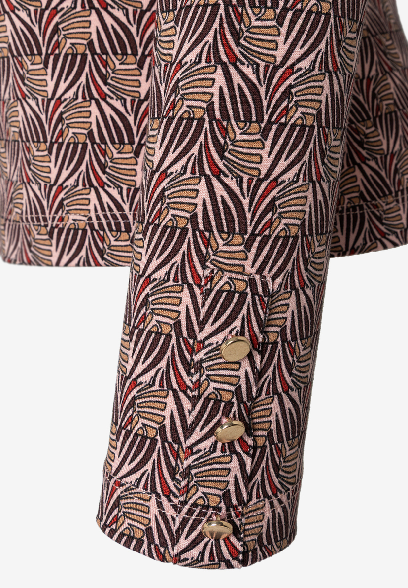 MORE & MORE T-Shirt mit braun-weißem Blattmuster und roten Akzenten, dreifacher goldener Knopfverschluss am Ärmel