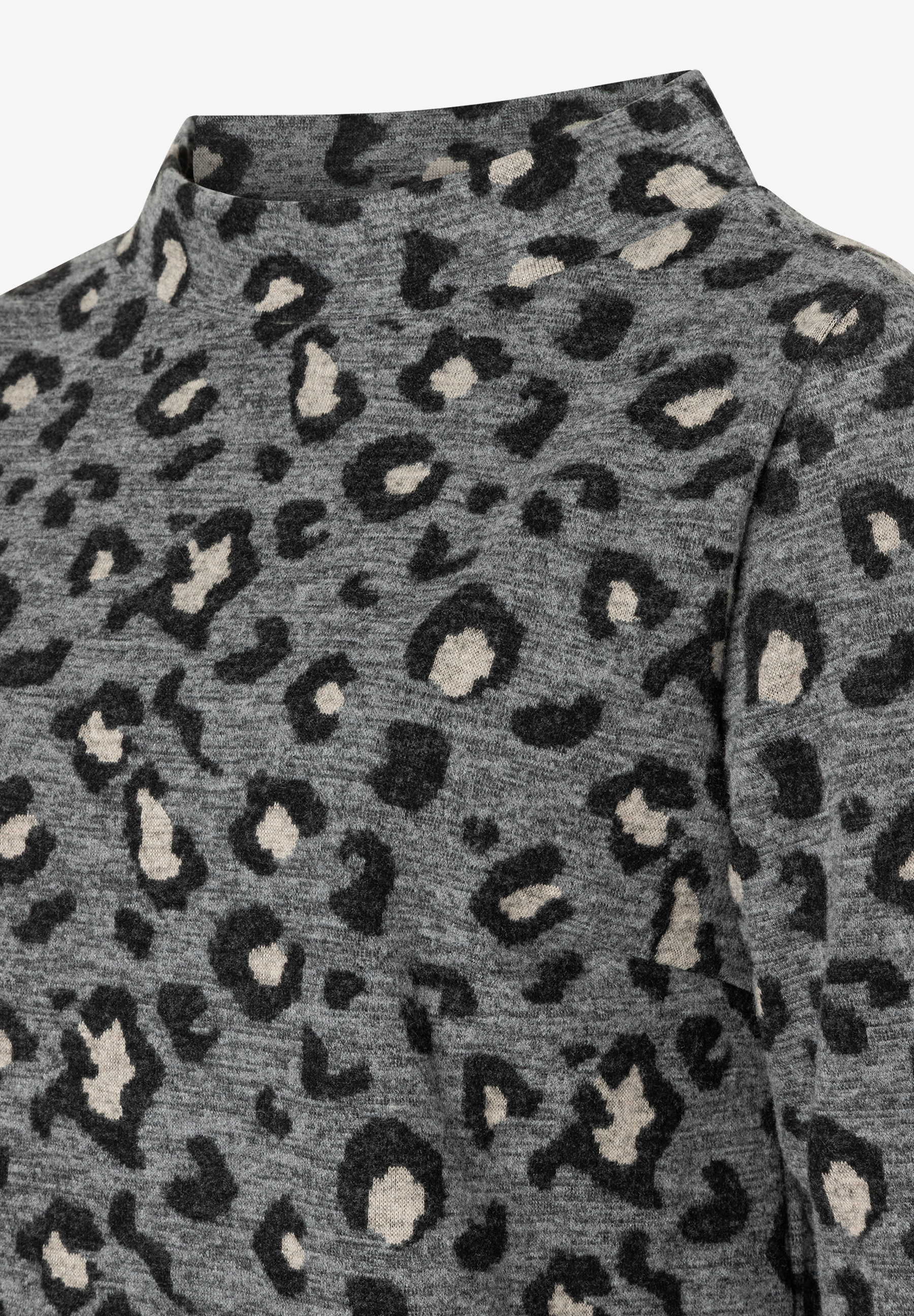 Nahaufnahme des MORE & MORE Sweatshirts mit Leopardenmuster. Bequem und elastisch. Nahaufnahme des MORE & MORE Sweatshirts mit Leopardenmuster. Bequem und elastisch.