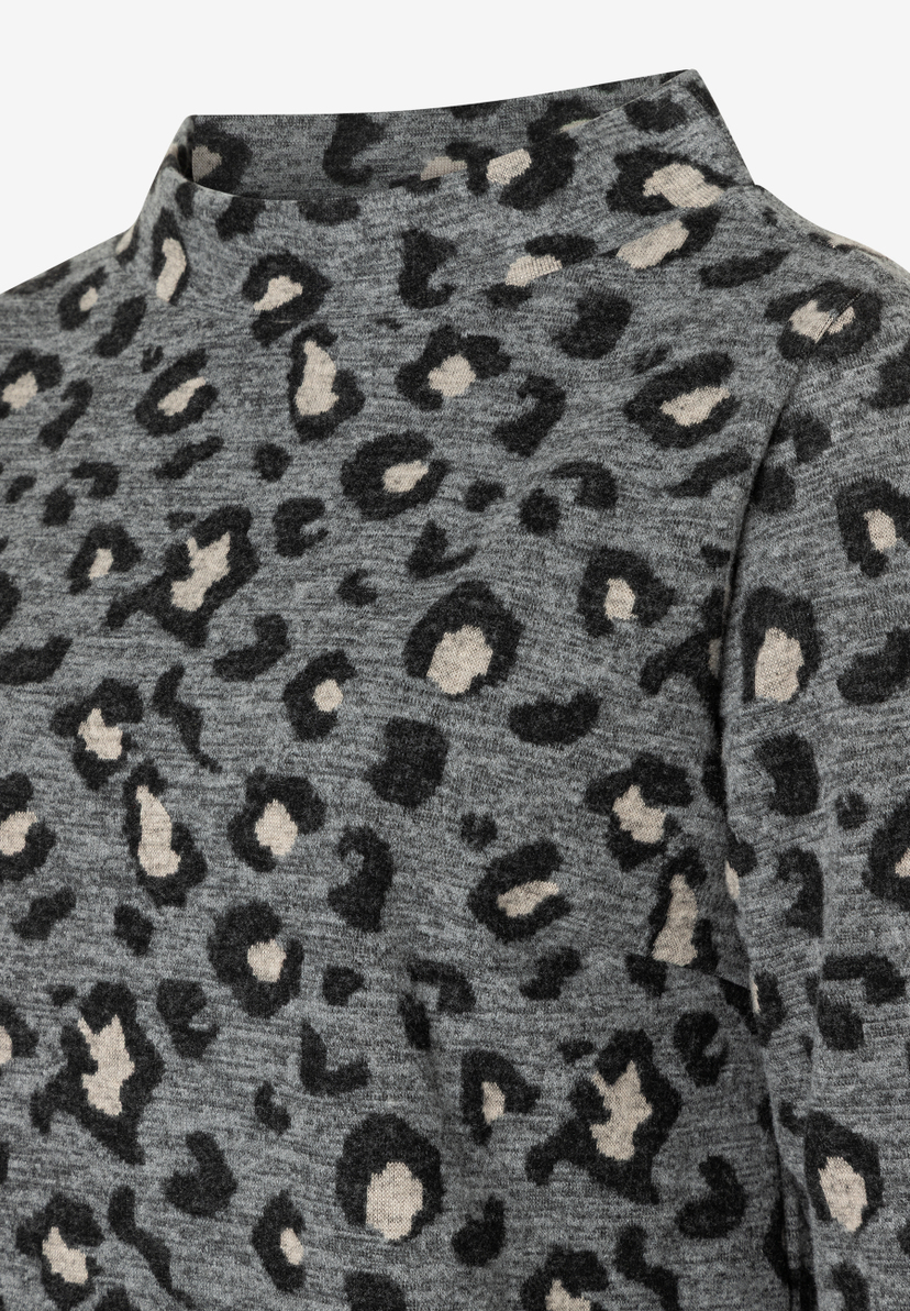 Nahaufnahme des MORE & MORE Sweatshirts mit Leopardenmuster. Bequem und elastisch. Nahaufnahme des MORE & MORE Sweatshirts mit Leopardenmuster. Bequem und elastisch.