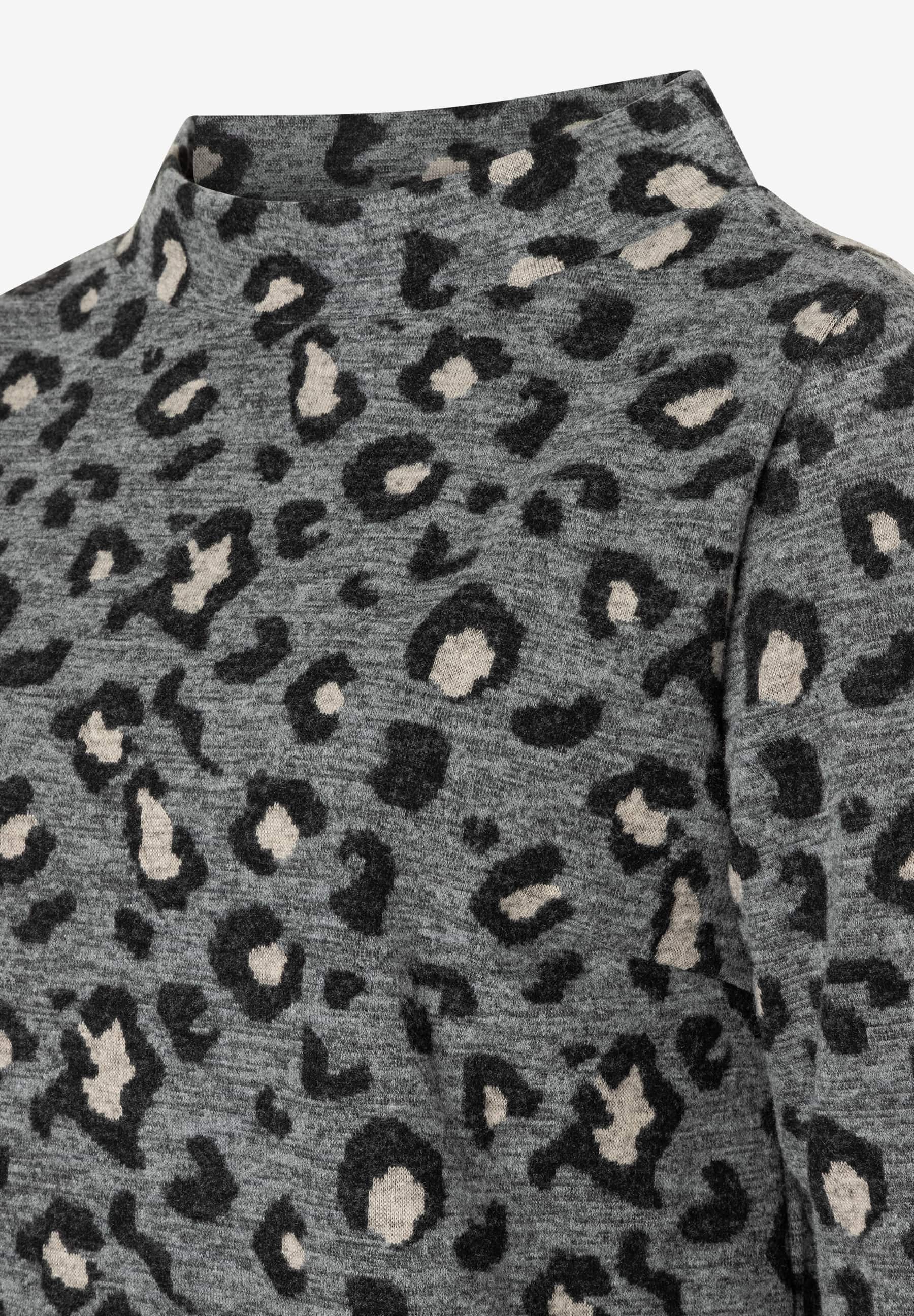 Nahaufnahme des MORE & MORE Sweatshirts mit Leopardenmuster. Bequem und elastisch. Nahaufnahme des MORE & MORE Sweatshirts mit Leopardenmuster. Bequem und elastisch.