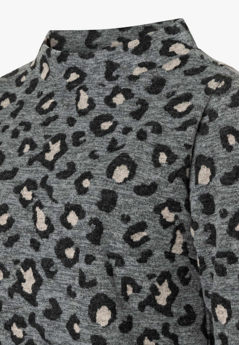 Nahaufnahme des MORE & MORE Sweatshirts mit Leopardenmuster. Bequem und elastisch. Nahaufnahme des MORE & MORE Sweatshirts mit Leopardenmuster. Bequem und elastisch.