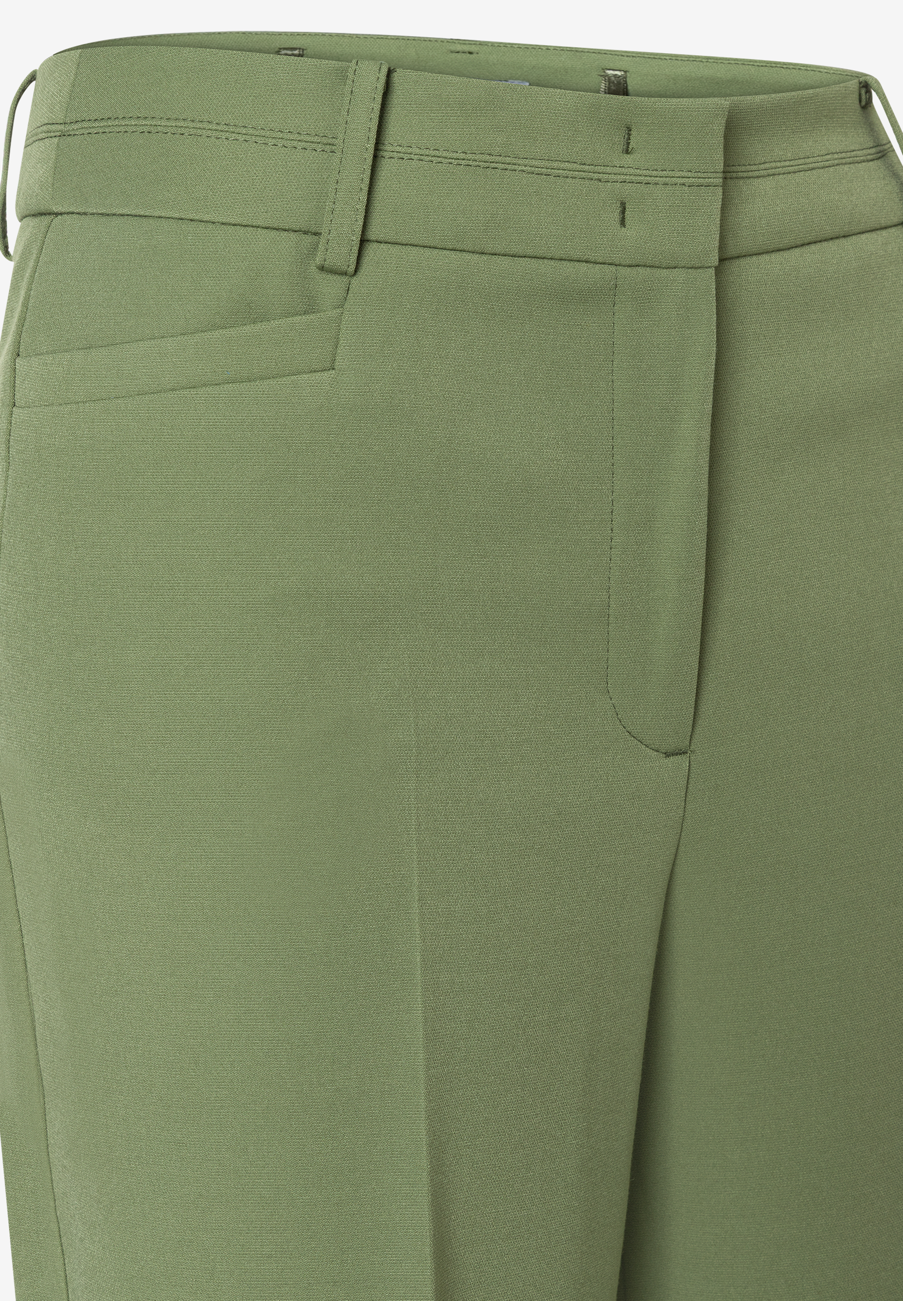 Nahaufnahme einer grünen MORE & MORE Hose. Stoffhose aus Webware mit Bund und Tasche. Nahaufnahme einer grünen MORE & MORE Hose. Stoffhose aus Webware mit Bund und Tasche.