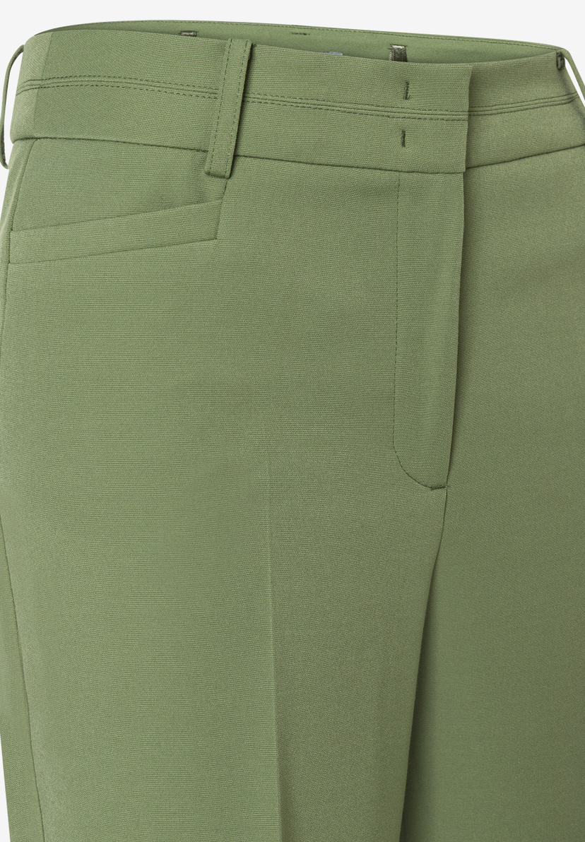 Nahaufnahme einer grünen MORE & MORE Hose. Stoffhose aus Webware mit Bund und Tasche. Nahaufnahme einer grünen MORE & MORE Hose. Stoffhose aus Webware mit Bund und Tasche.