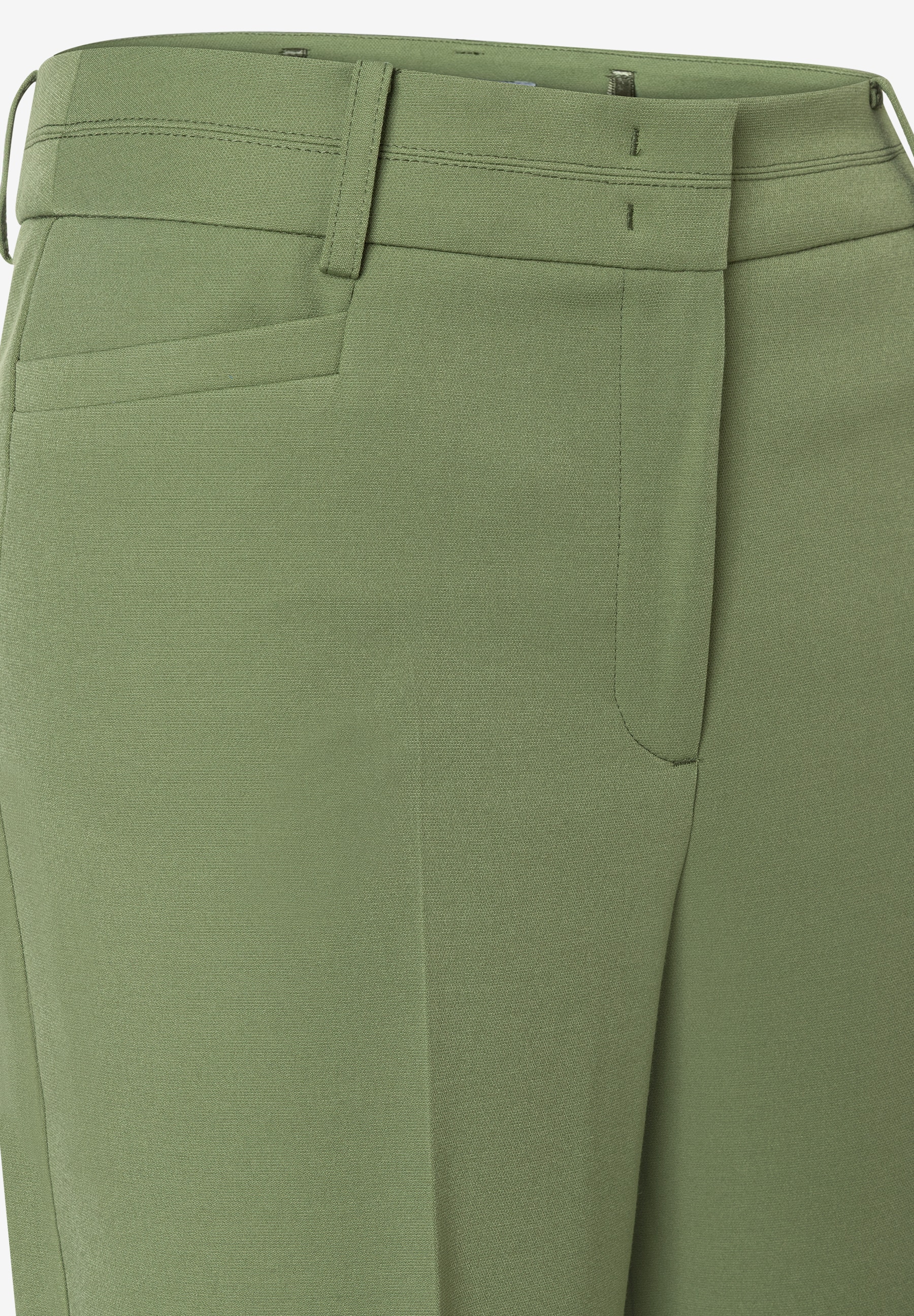 Nahaufnahme einer grünen MORE & MORE Hose. Stoffhose aus Webware mit Bund und Tasche. Nahaufnahme einer grünen MORE & MORE Hose. Stoffhose aus Webware mit Bund und Tasche.