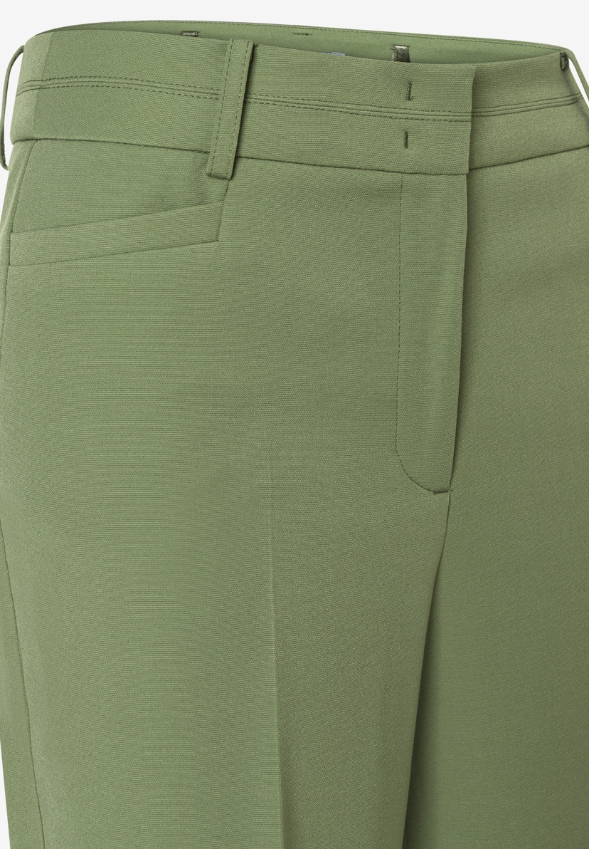 Nahaufnahme einer grünen MORE & MORE Hose. Stoffhose aus Webware mit Bund und Tasche. Nahaufnahme einer grünen MORE & MORE Hose. Stoffhose aus Webware mit Bund und Tasche.