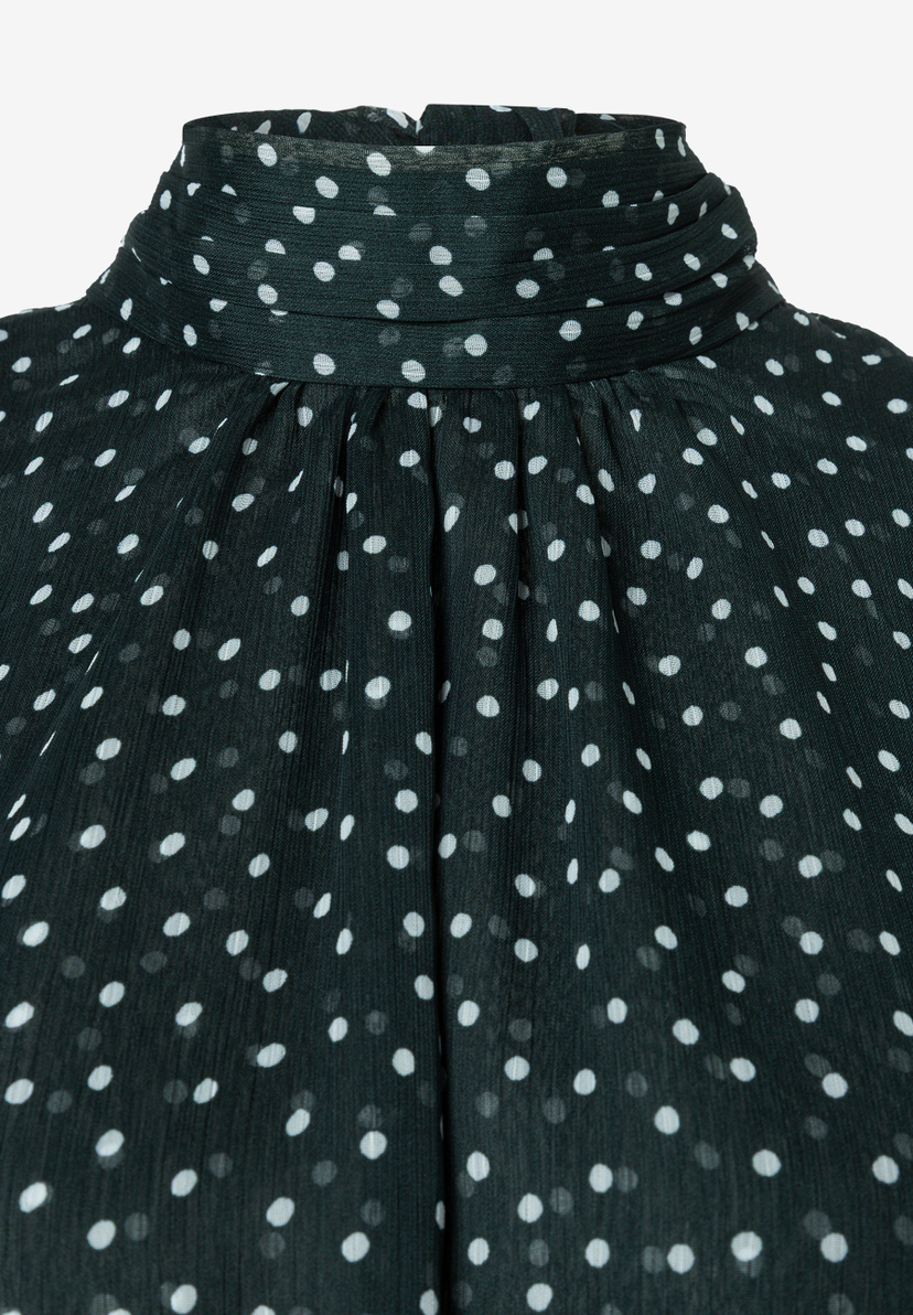 MORE & MORE Bluse: Schwarzes Material mit weißen Polka Dots und einem Rüschenkragen.