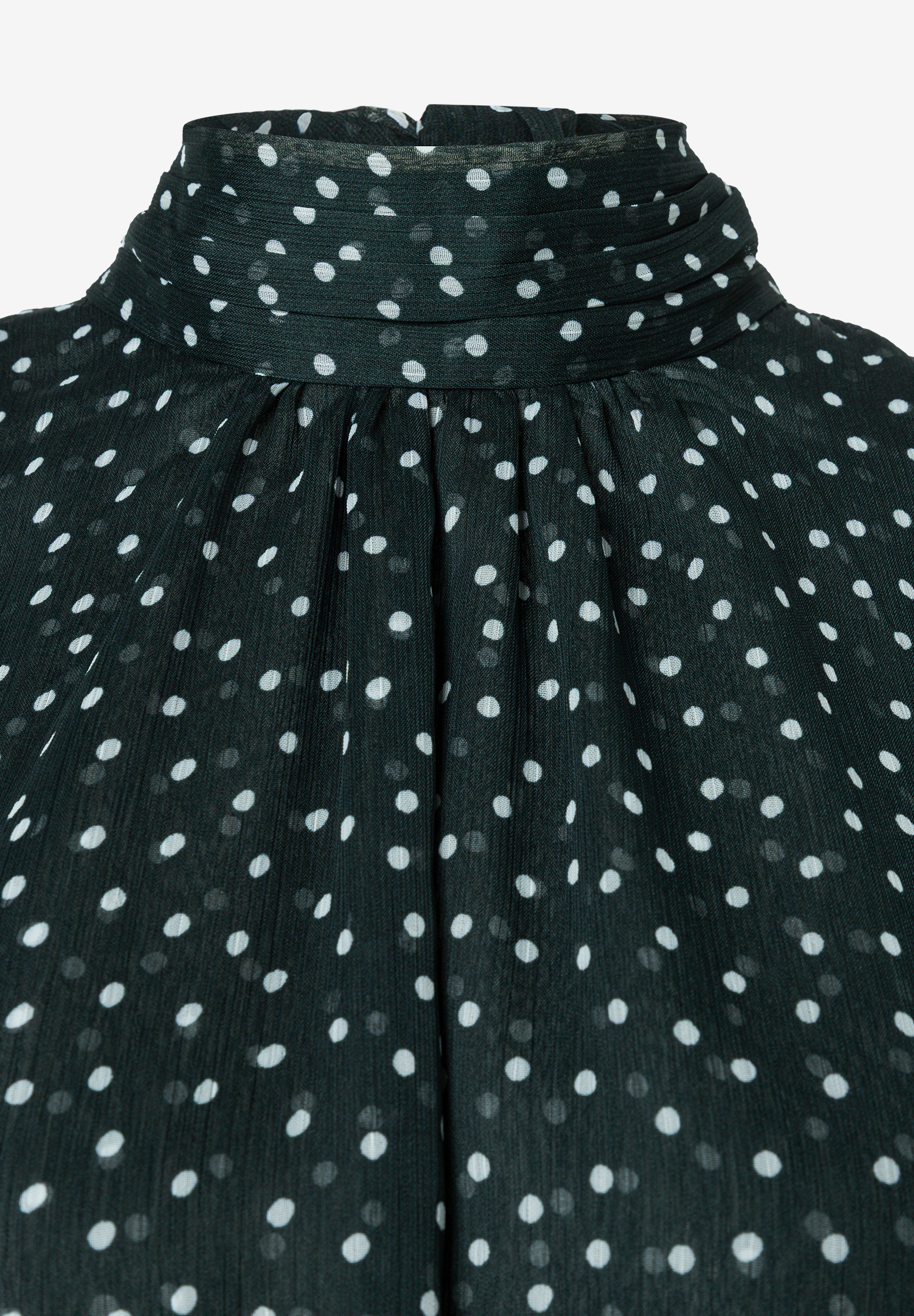 MORE & MORE Bluse: Schwarzes Material mit weißen Polka Dots und einem Rüschenkragen. MORE & MORE Bluse: Schwarzes Material mit weißen Polka Dots und einem Rüschenkragen.