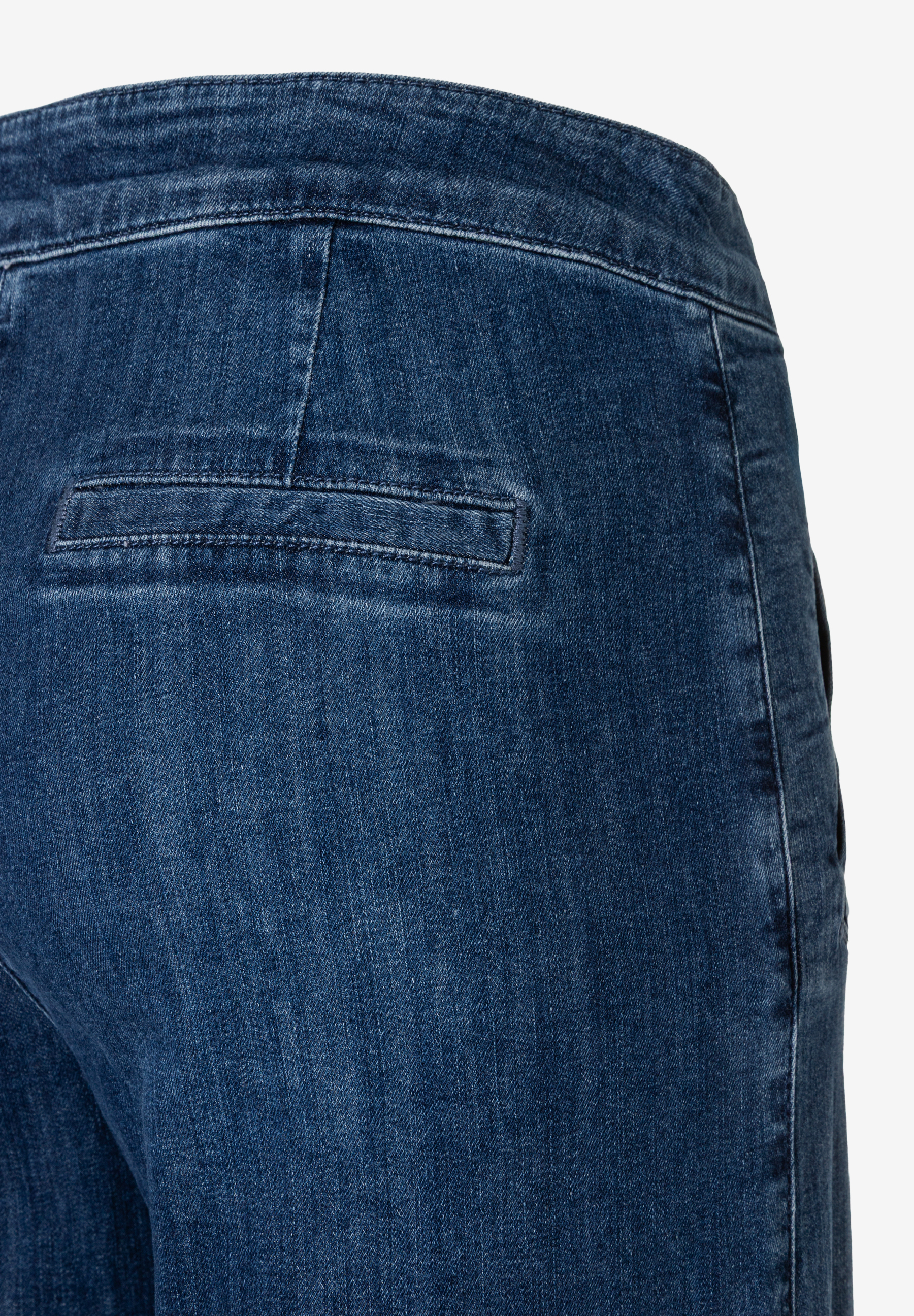 Nahaufnahme der Rückseite von MORE & MORE Jeans, Denim-Material mit Gesäßtasche. Nahaufnahme der Rückseite von MORE & MORE Jeans, Denim-Material mit Gesäßtasche.