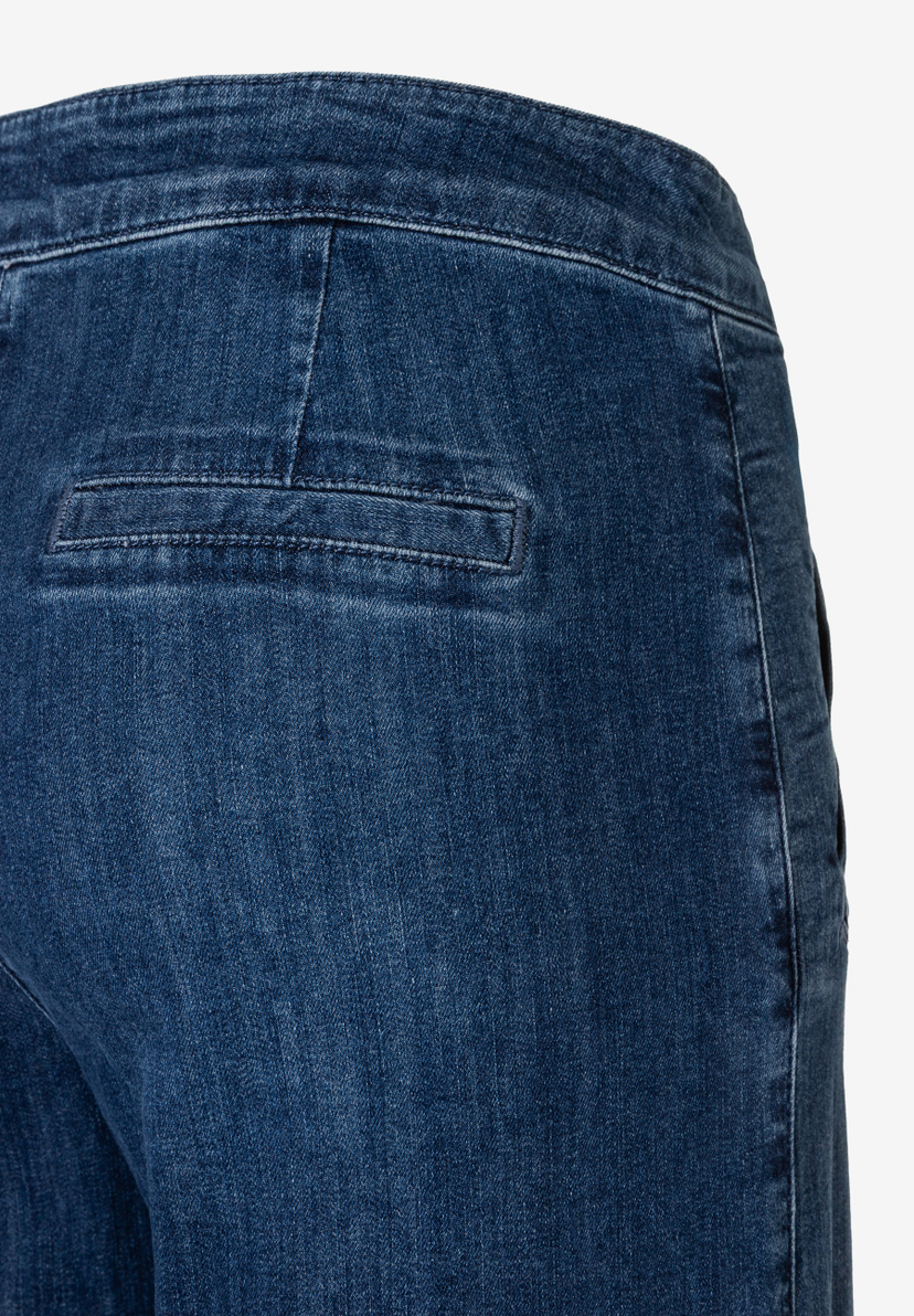 Nahaufnahme der Rückseite von MORE & MORE Jeans, Denim-Material mit Gesäßtasche. Nahaufnahme der Rückseite von MORE & MORE Jeans, Denim-Material mit Gesäßtasche.