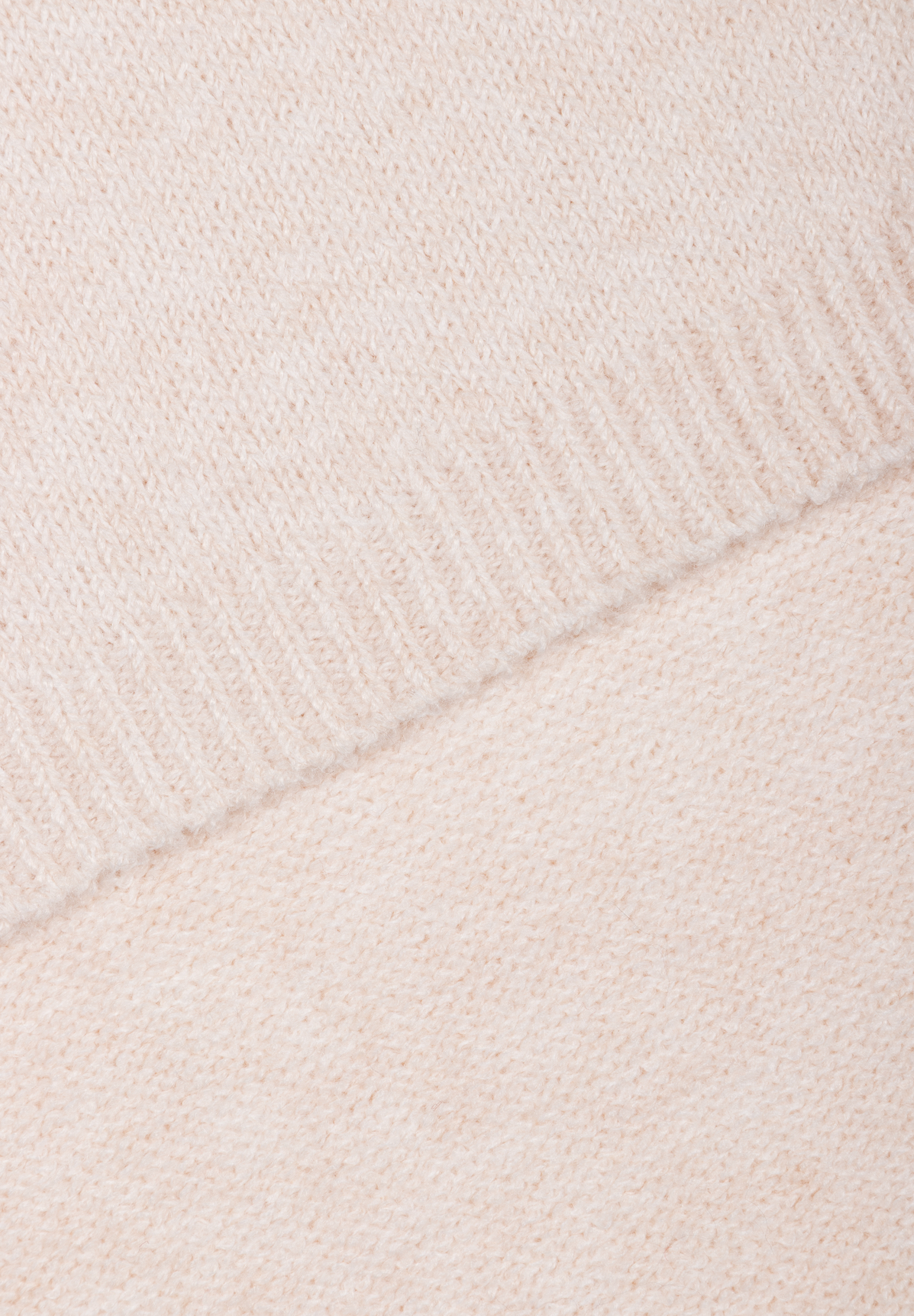 MORE & MORE Accessoires: Nahaufnahme des cremefarbenen, gerippten Strickstoffs mit diagonal verlaufendem Zopfmuster.
