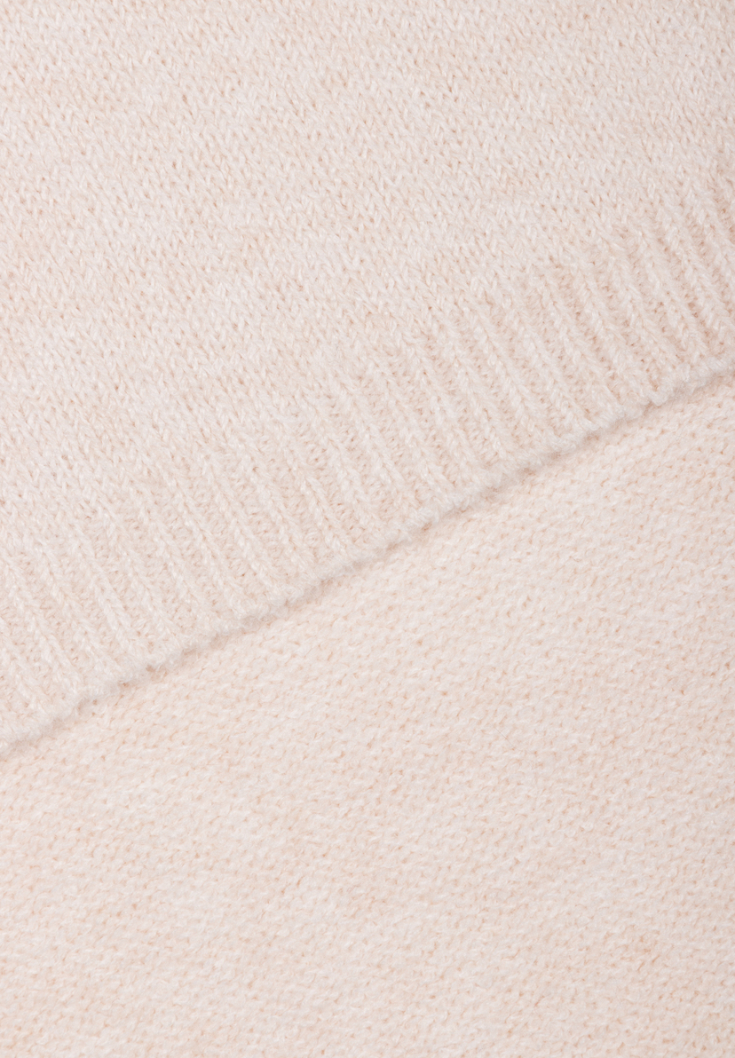 MORE & MORE Accessoires: Nahaufnahme des cremefarbenen, gerippten Strickstoffs mit diagonal verlaufendem Zopfmuster.