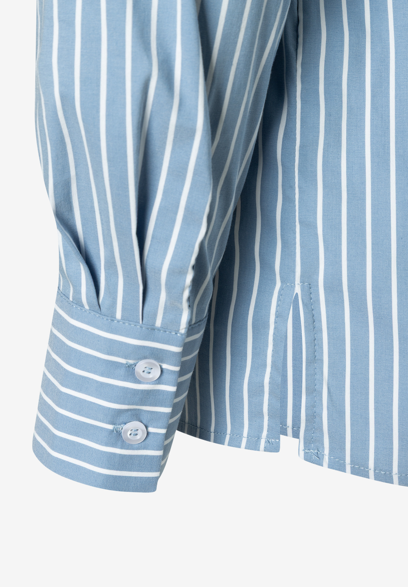 Detailansicht einer blau-weiß gestreiften MORE & MORE Bluse, Manschette mit Knöpfen und Saum mit Schlitz. Detailansicht einer blau-weiß gestreiften MORE & MORE Bluse, Manschette mit Knöpfen und Saum mit Schlitz.