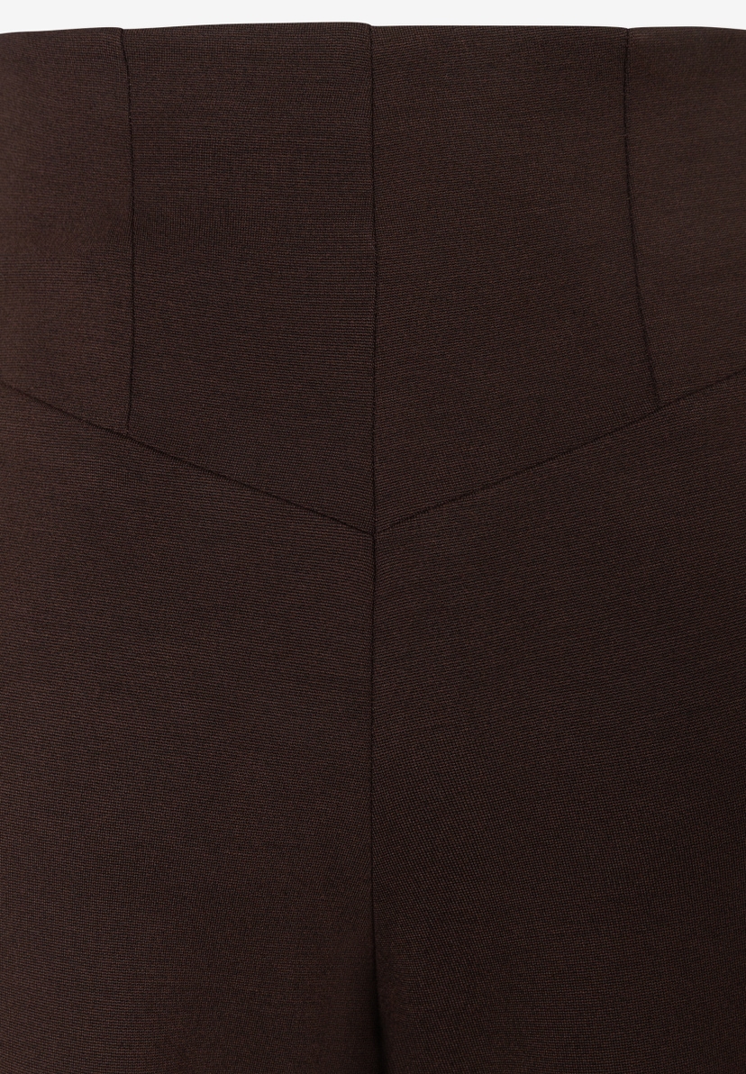 MORE & MORE dunkelbraune Jeanshose mit hohem Bund und V-förmiger Naht am Gesäß MORE & MORE dunkelbraune Jeanshose mit hohem Bund und V-förmiger Naht am Gesäß