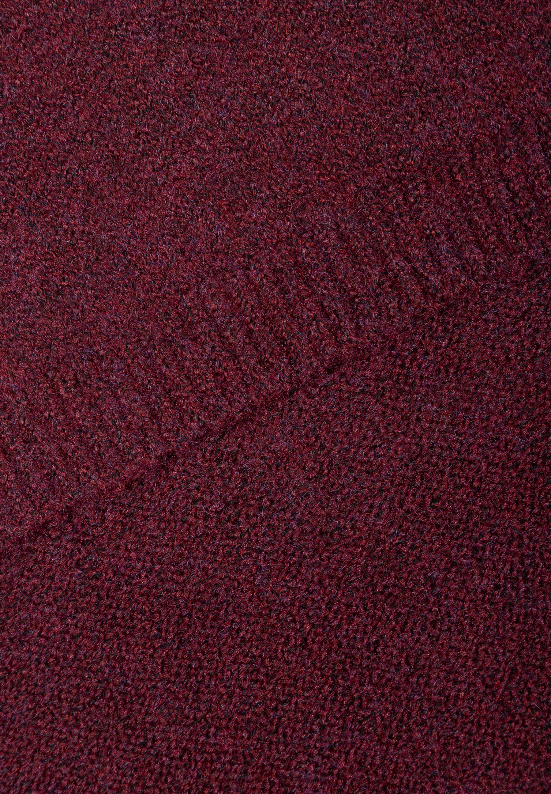 MORE & MORE Accessoire: Nahaufnahme eines dunkelroten, gestrickten Stoffes mit feiner, unregelmässiger Textur und sichtbaren Fasern.