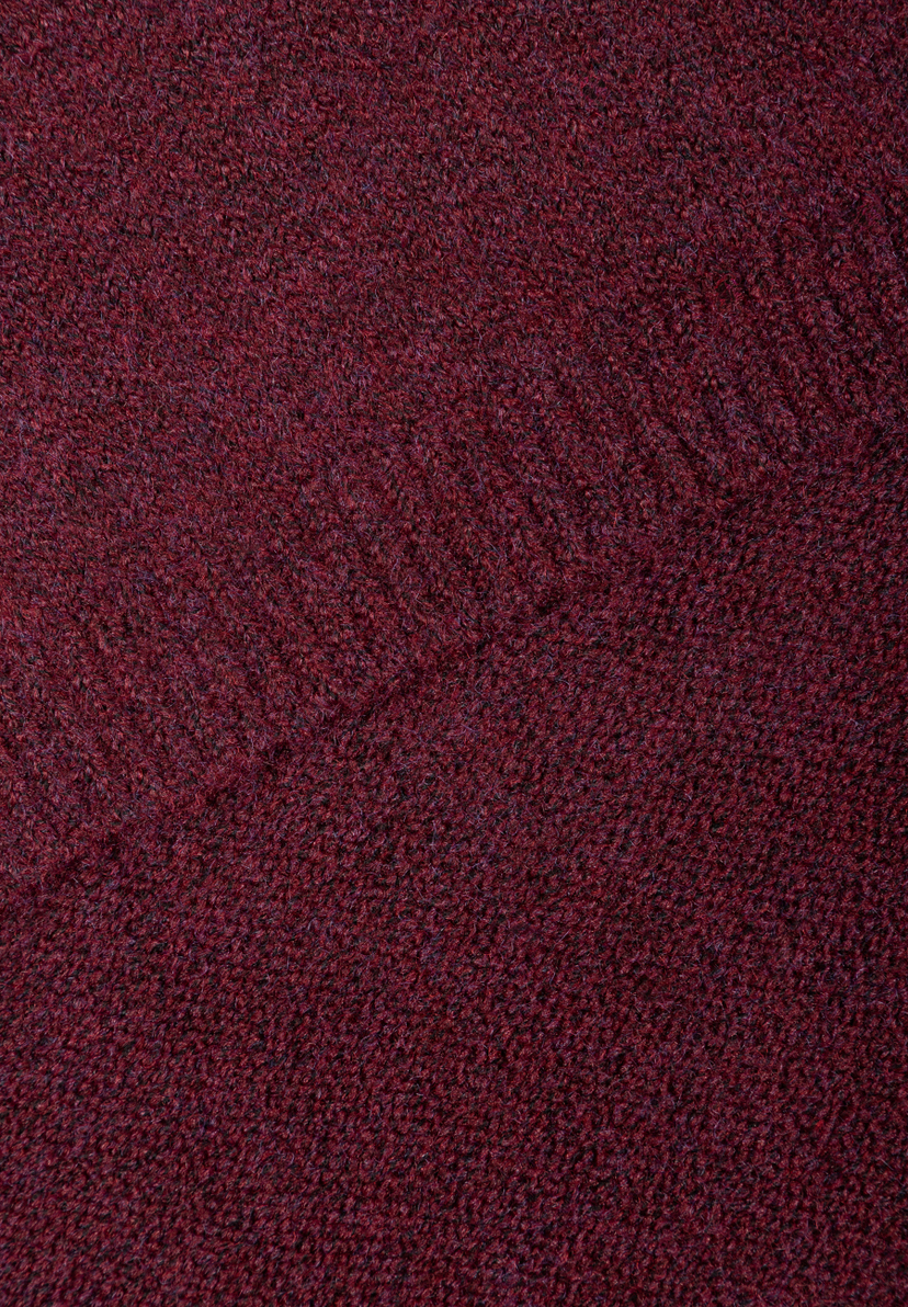 MORE & MORE Accessoire: Nahaufnahme eines dunkelroten, gestrickten Stoffes mit feiner, unregelmässiger Textur und sichtbaren Fasern.