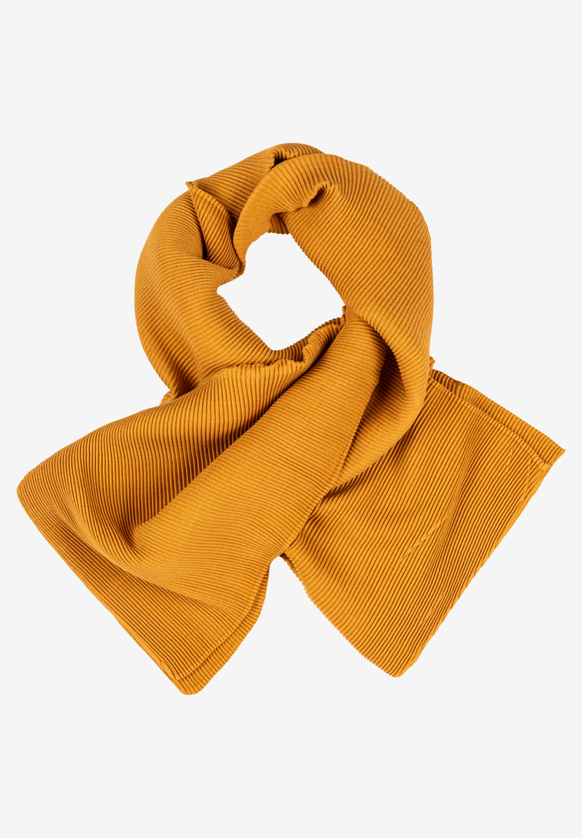 Ein ockerfarbener MORE & MORE Accessoire-Schal liegt elegant drapiert vor einem weißen Hintergrund. Ein ockerfarbener MORE & MORE Accessoire-Schal liegt elegant drapiert vor einem weißen Hintergrund.