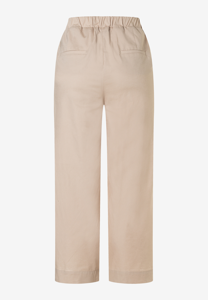 Die MORE & MORE Hose ist hellbeige und locker geschnitten. Hinten hat sie einen Gummibund und zwei Taschen. Die MORE & MORE Hose ist hellbeige und locker geschnitten. Hinten hat sie einen Gummibund und zwei Taschen.