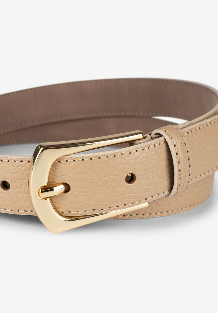 Nahaufnahme eines MORE & MORE Echtledergürtels mit goldener Schnalle auf weißem Grund. Nahaufnahme eines MORE & MORE Echtledergürtels mit goldener Schnalle auf weißem Grund.