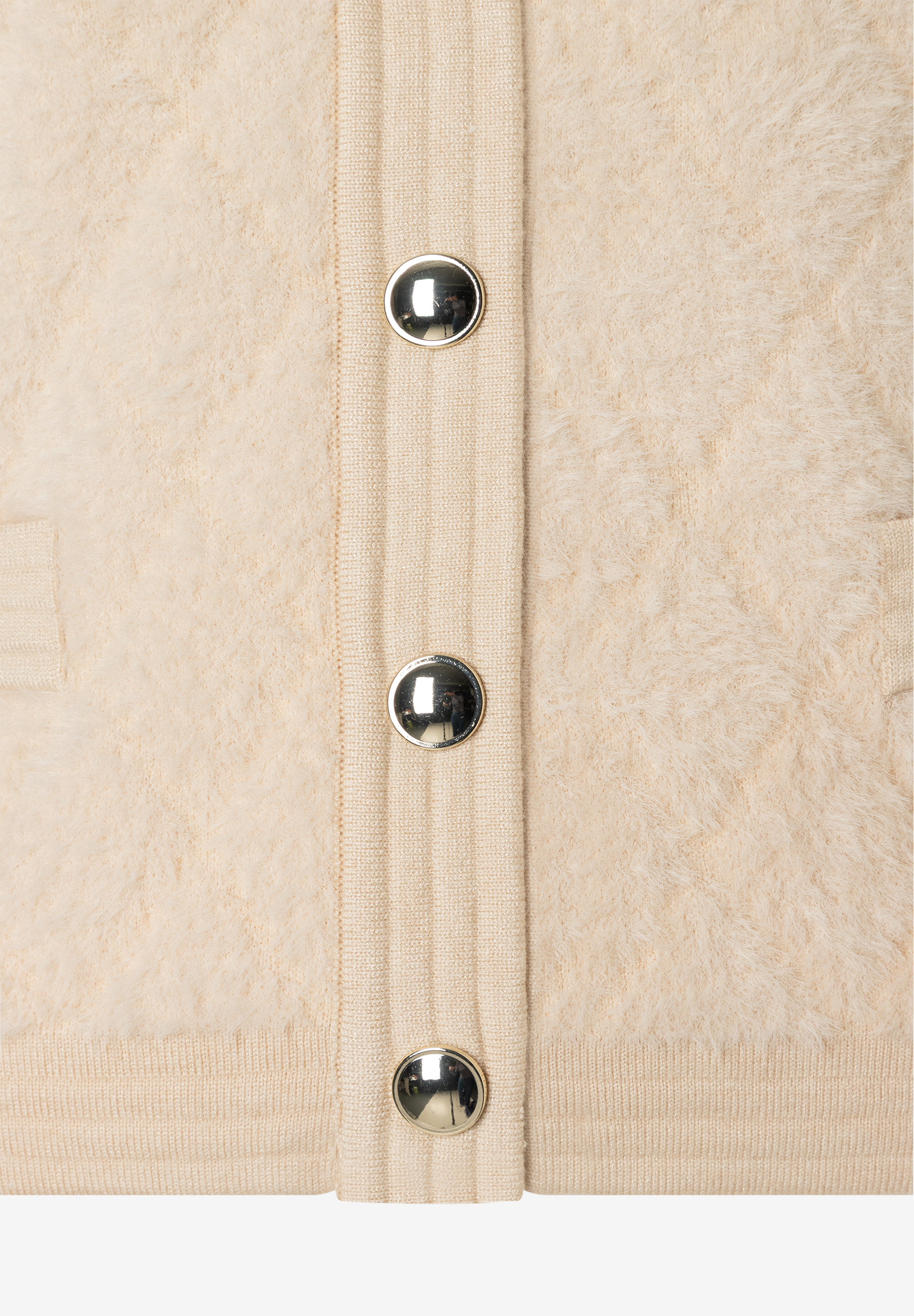 Nahaufnahme eines MORE & MORE Strickoberteils aus Kunstfell mit glänzenden Knöpfen. Nahaufnahme eines MORE & MORE Strickoberteils aus Kunstfell mit glänzenden Knöpfen.