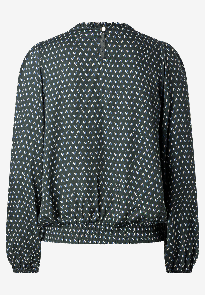 MORE & MORE Bluse: Eine dunkelgrüne Bluse mit zartem Muster in Weiß, Blau und Beige. Mit gerüschtem Kragen und Ärmeln.
