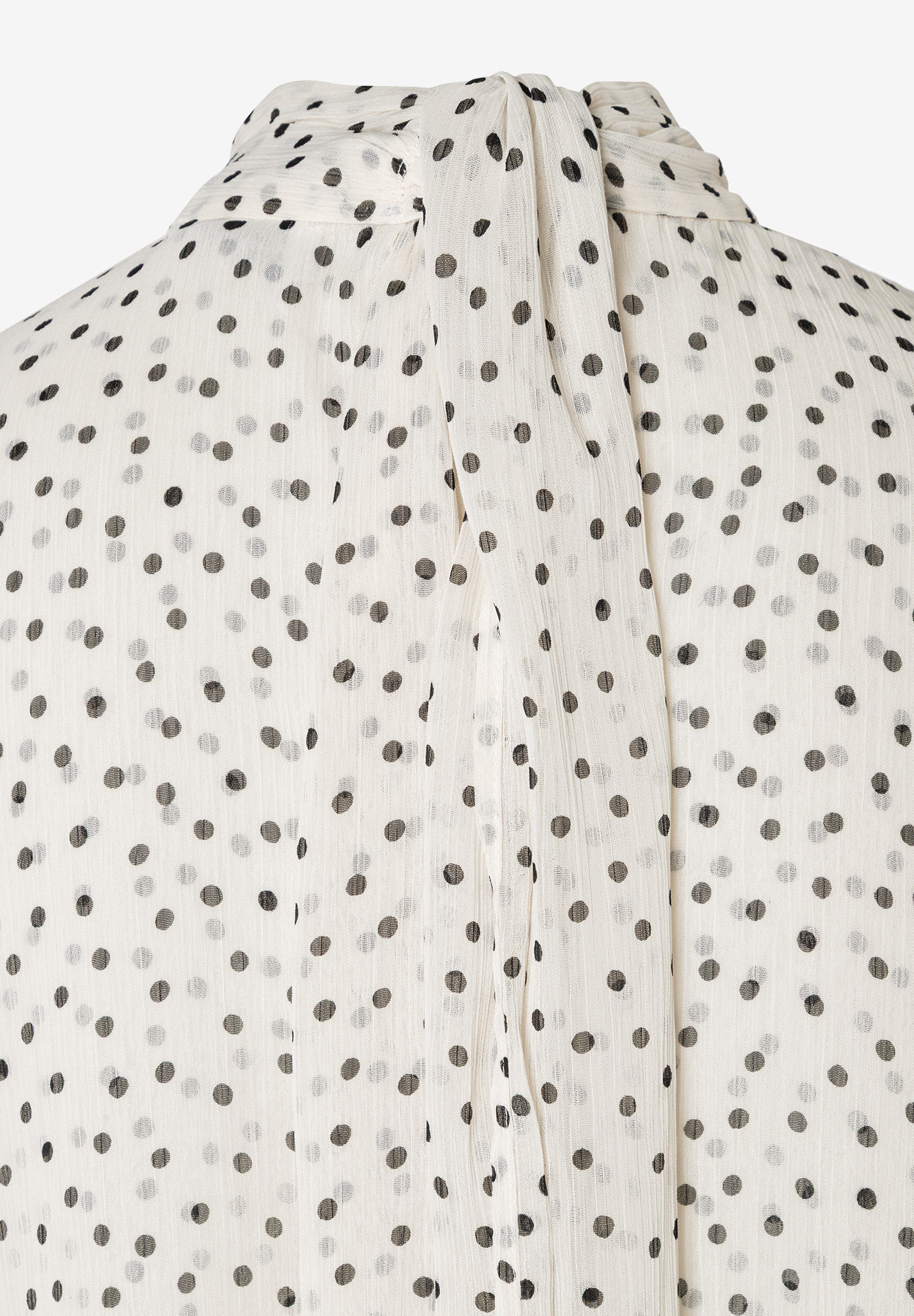 MORE & MORE Chiffonbluse mit Punkten. Die Bluse ist cremefarben und hat schwarze Polka-Dots in verschiedenen Größen.