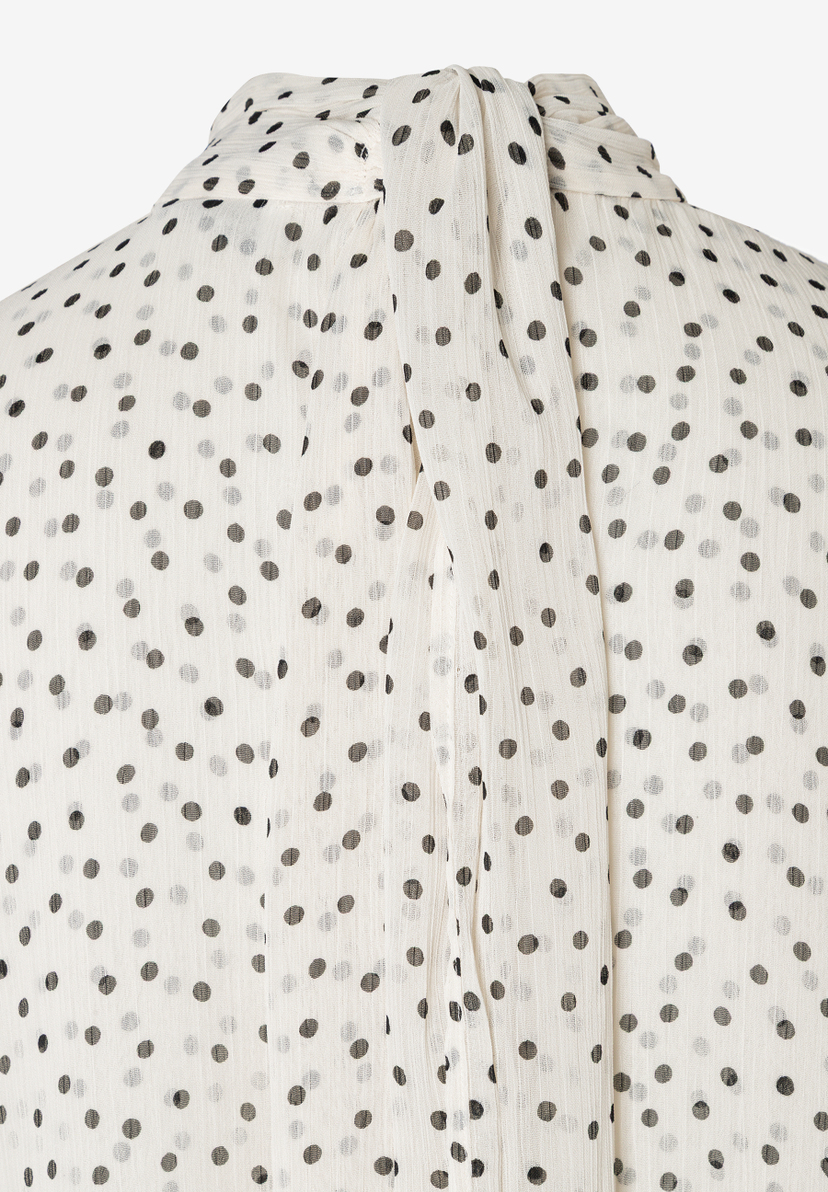 MORE & MORE Chiffonbluse mit Punkten. Die Bluse ist cremefarben und hat schwarze Polka-Dots in verschiedenen Größen.