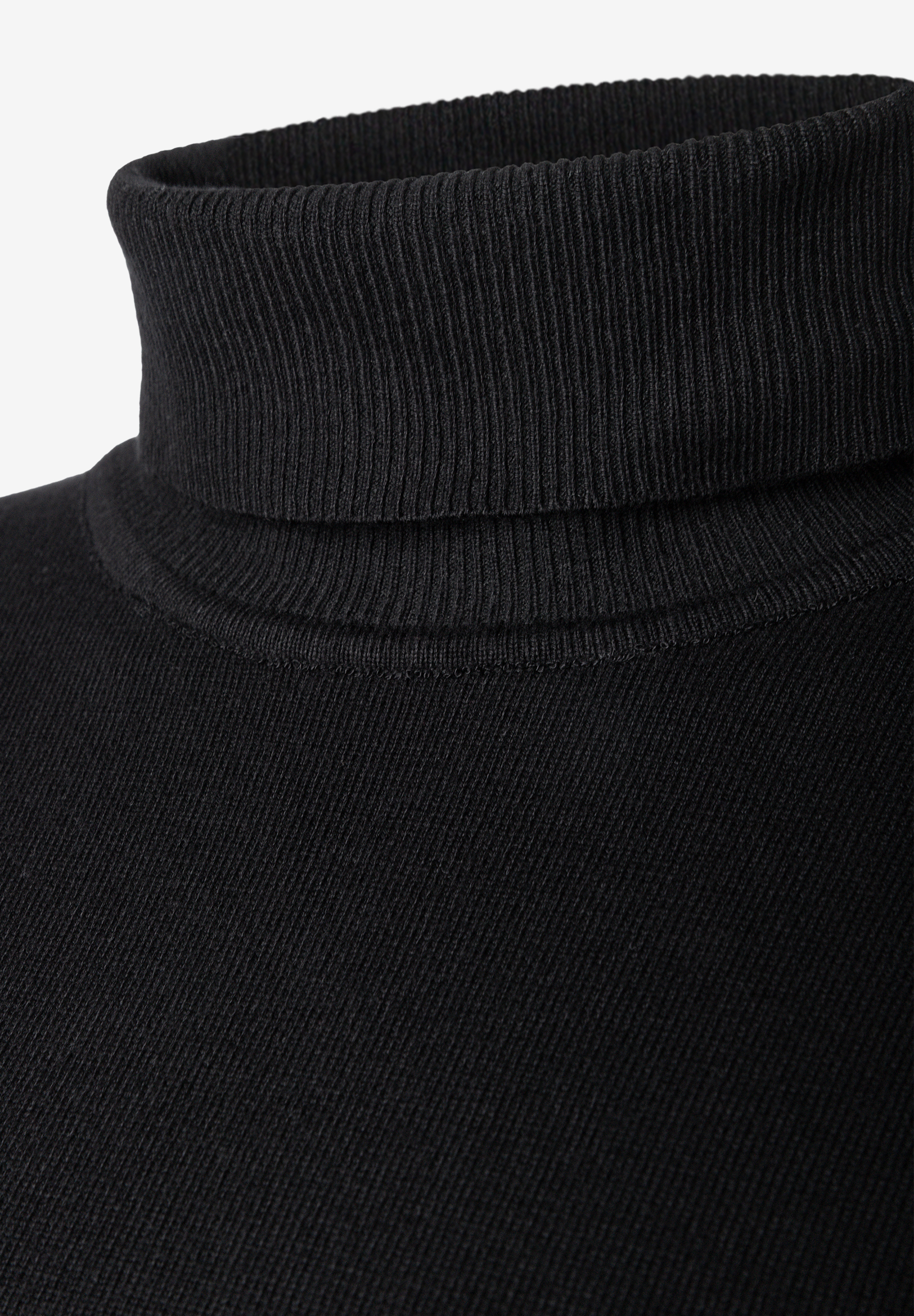 MORE & MORE schwarzer Rollkragenpullover, Rippstrickdetails am Hals, nah aufgenommen MORE & MORE schwarzer Rollkragenpullover, Rippstrickdetails am Hals, nah aufgenommen