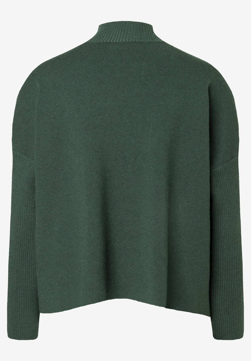 MORE & MORE Pullover in Tannengrün. Weiter, lockerer Strickpullover mit Stehkragen und langen Ärmeln mit Rippstrickbündchen. MORE & MORE Pullover in Tannengrün. Weiter, lockerer Strickpullover mit Stehkragen und langen Ärmeln mit Rippstrickbündchen.