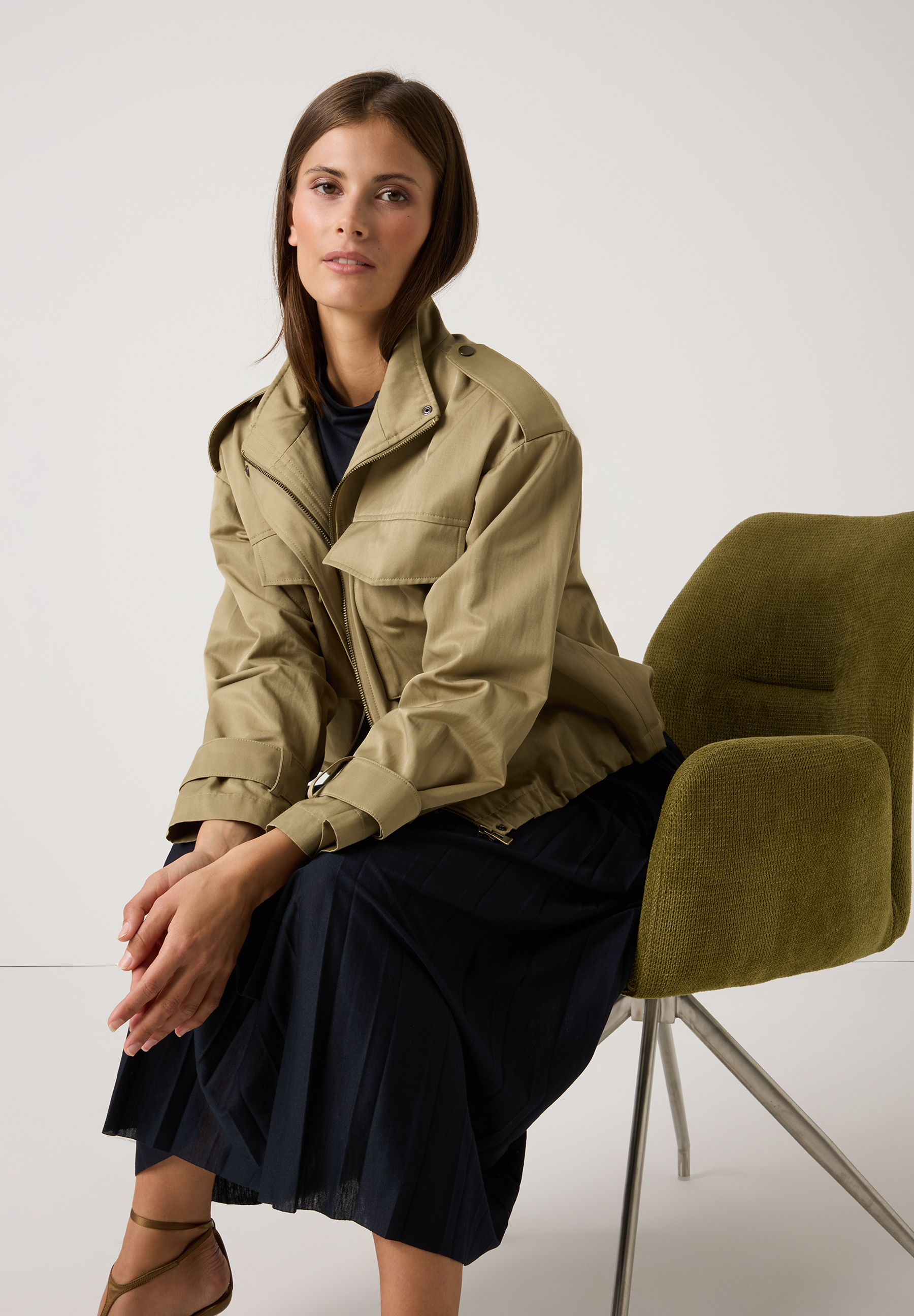 Eine Frau sitzt in MORE & MORE Oberteilen, bequemes Jersey, leicht und fließend. Eine Frau sitzt in MORE & MORE Oberteilen, bequemes Jersey, leicht und fließend.