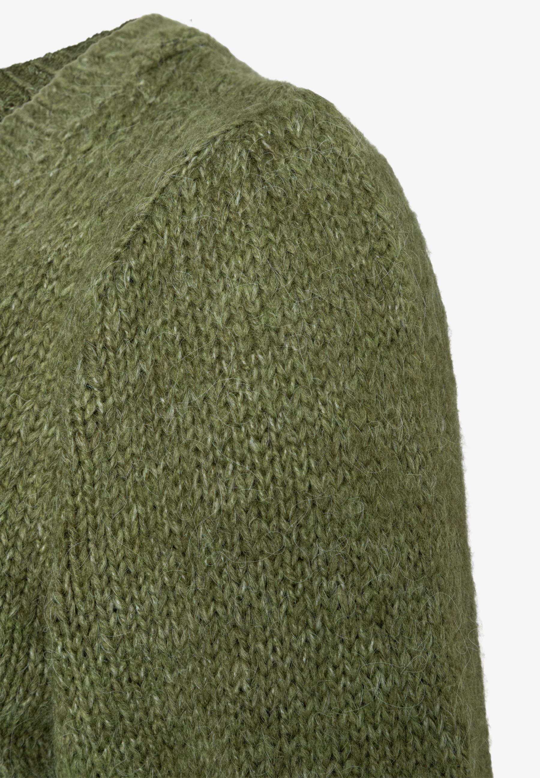 Nahaufnahme eines Strickoberteils von MORE & MORE in Olivgrün. Nahaufnahme eines Strickoberteils von MORE & MORE in Olivgrün.