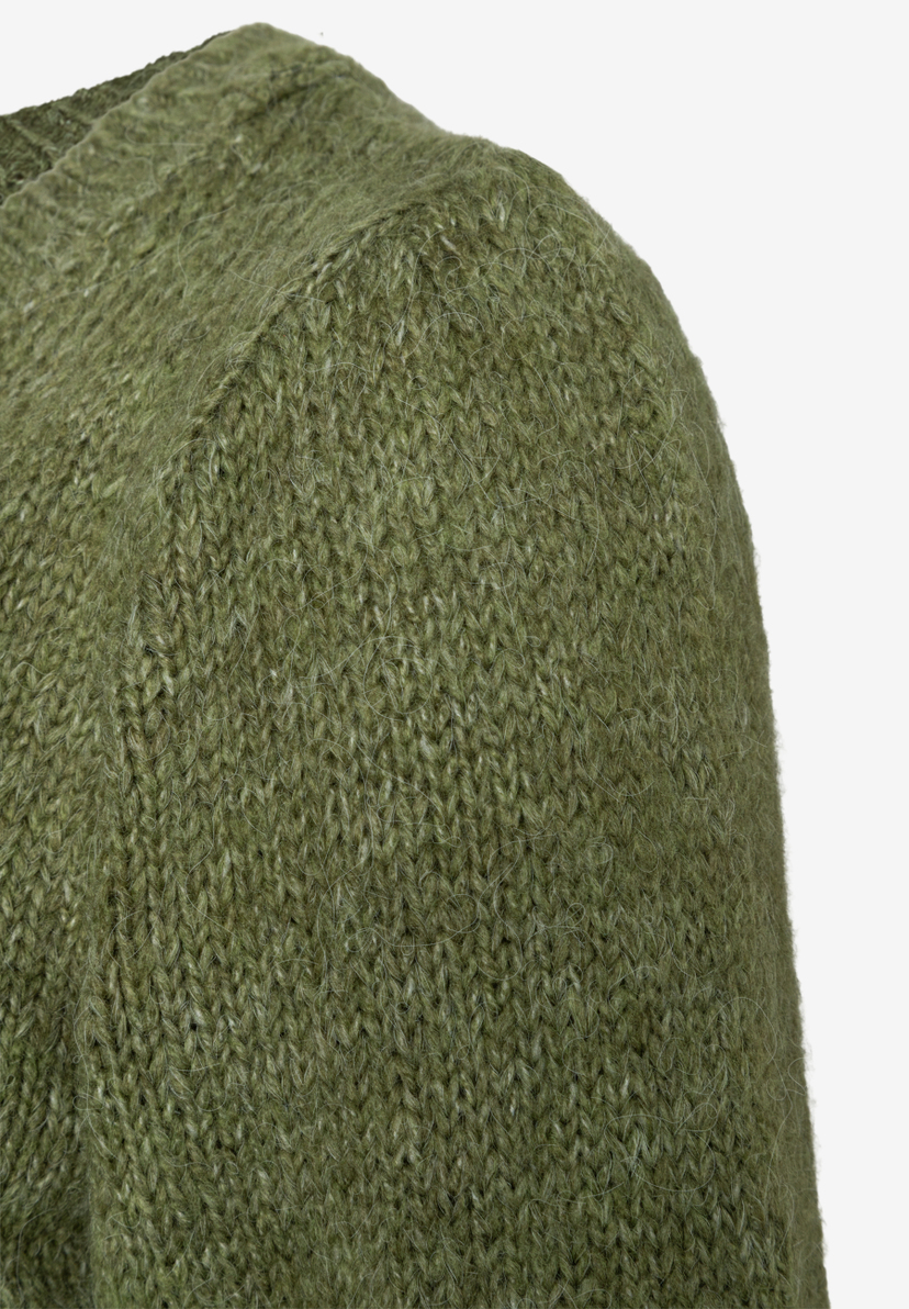 Nahaufnahme eines Strickoberteils von MORE & MORE in Olivgrün. Nahaufnahme eines Strickoberteils von MORE & MORE in Olivgrün.