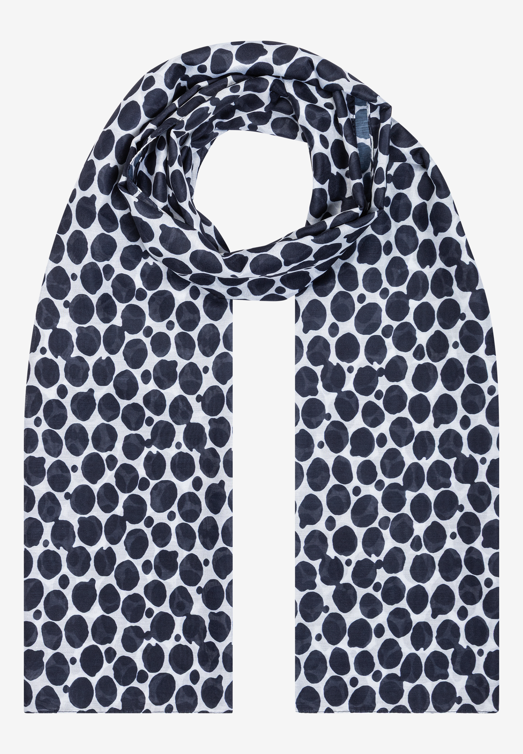 Ein MORE & MORE Accessoire: Ein weißer Schal mit großen, schwarzen Punkten.