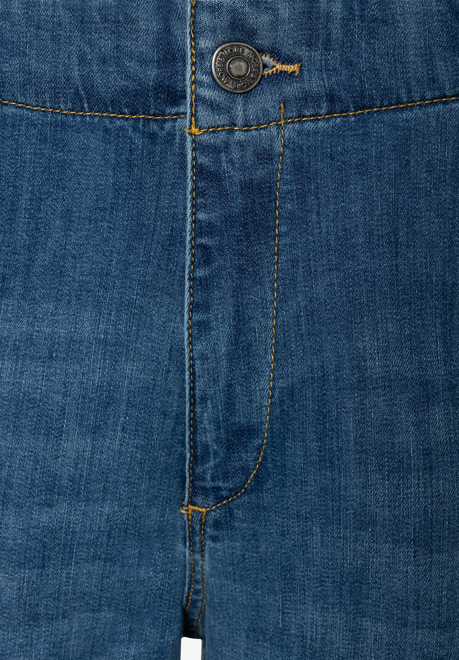 Nahaufnahme der MORE & MORE Jeans: Der silberne Knopfverschluss und die gelben Nähte sind im Fokus. Nahaufnahme der MORE & MORE Jeans: Der silberne Knopfverschluss und die gelben Nähte sind im Fokus.