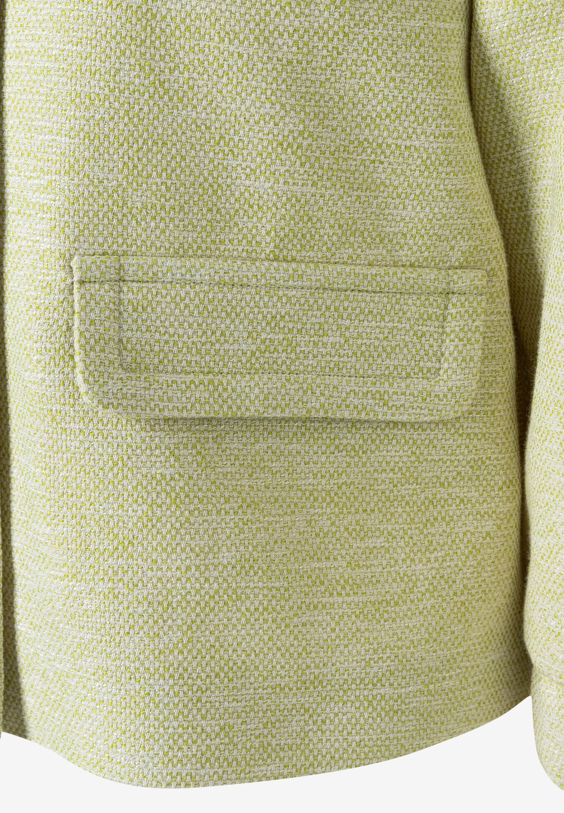 Nahaufnahme eines MORE & MORE Blazers mit Bouclé und aufgesetzter Tasche. Nahaufnahme eines MORE & MORE Blazers mit Bouclé und aufgesetzter Tasche.