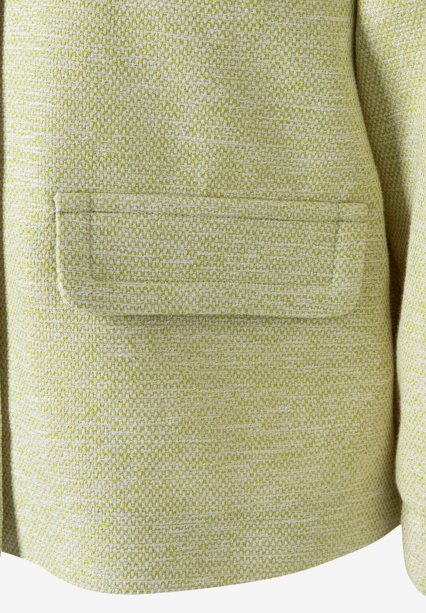 Nahaufnahme eines MORE & MORE Blazers mit Bouclé und aufgesetzter Tasche. Nahaufnahme eines MORE & MORE Blazers mit Bouclé und aufgesetzter Tasche.