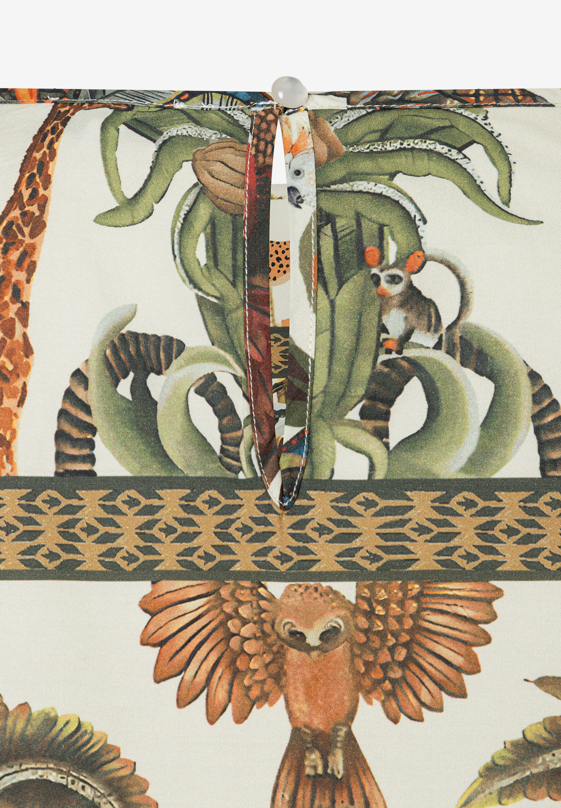 MORE & MORE Bluse: Detailansicht des Kragens mit einem geknöpften Ausschnitt. Lebhaftes Tiermuster mit Giraffe, Affe und Eule. MORE & MORE Bluse: Detailansicht des Kragens mit einem geknöpften Ausschnitt. Lebhaftes Tiermuster mit Giraffe, Affe und Eule.