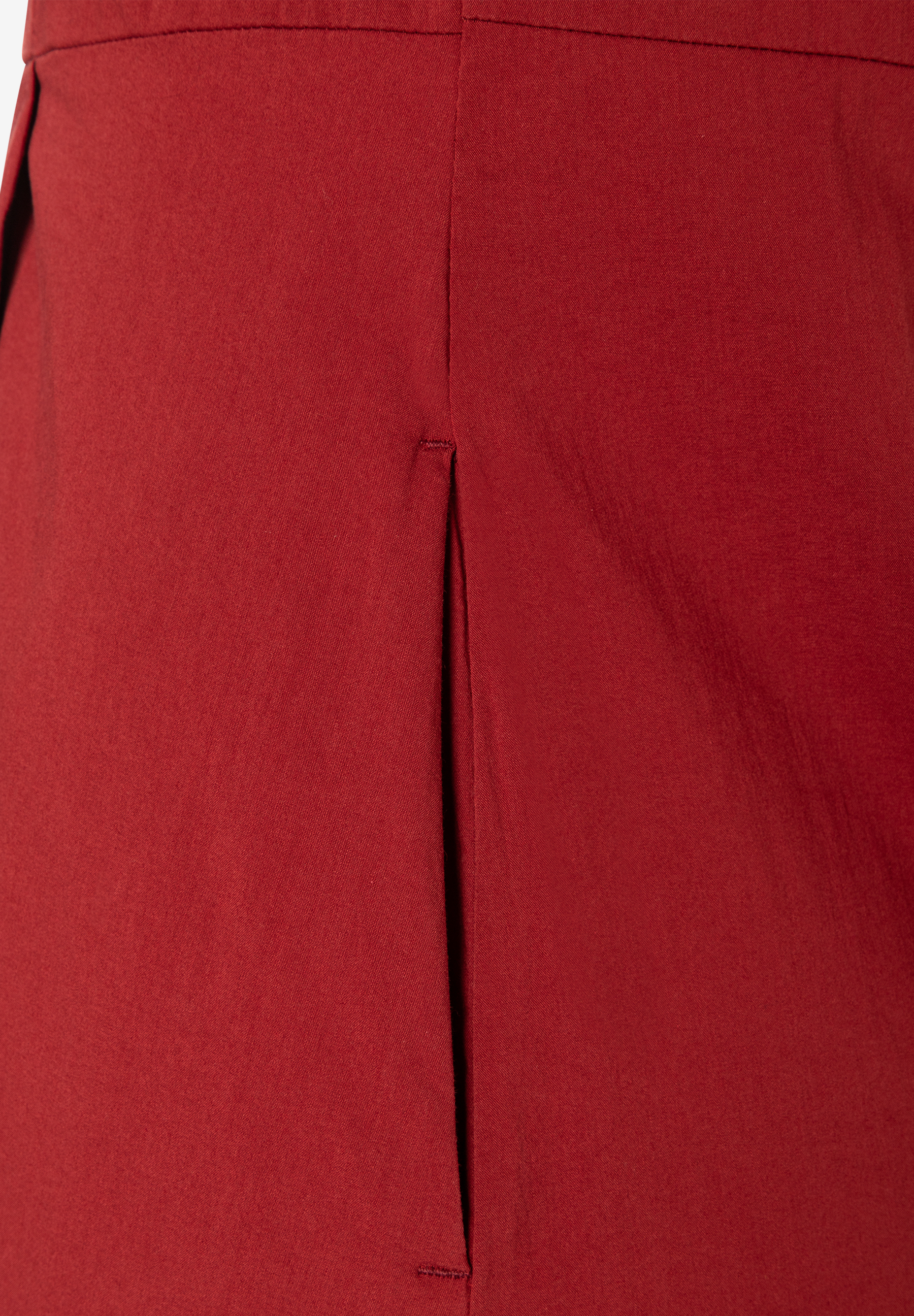 MORE & MORE Damenkleid Detailansicht in Rostrot: Der kurze Rocksaum vorne mit Schlitz betont die klassische Eleganz. MORE & MORE Damenkleid Detailansicht in Rostrot: Der kurze Rocksaum vorne mit Schlitz betont die klassische Eleganz.