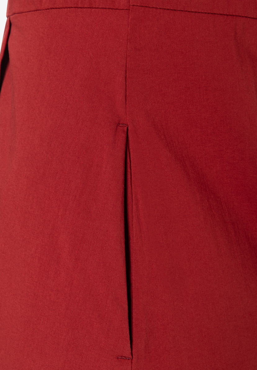 MORE & MORE Damenkleid Detailansicht in Rostrot: Der kurze Rocksaum vorne mit Schlitz betont die klassische Eleganz. MORE & MORE Damenkleid Detailansicht in Rostrot: Der kurze Rocksaum vorne mit Schlitz betont die klassische Eleganz.