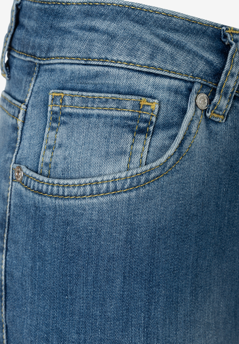 MORE & MORE Jeans: Detailansicht der blauen Damen-Jeans mit gelben Nähten, Knopf und Vordertaschen.