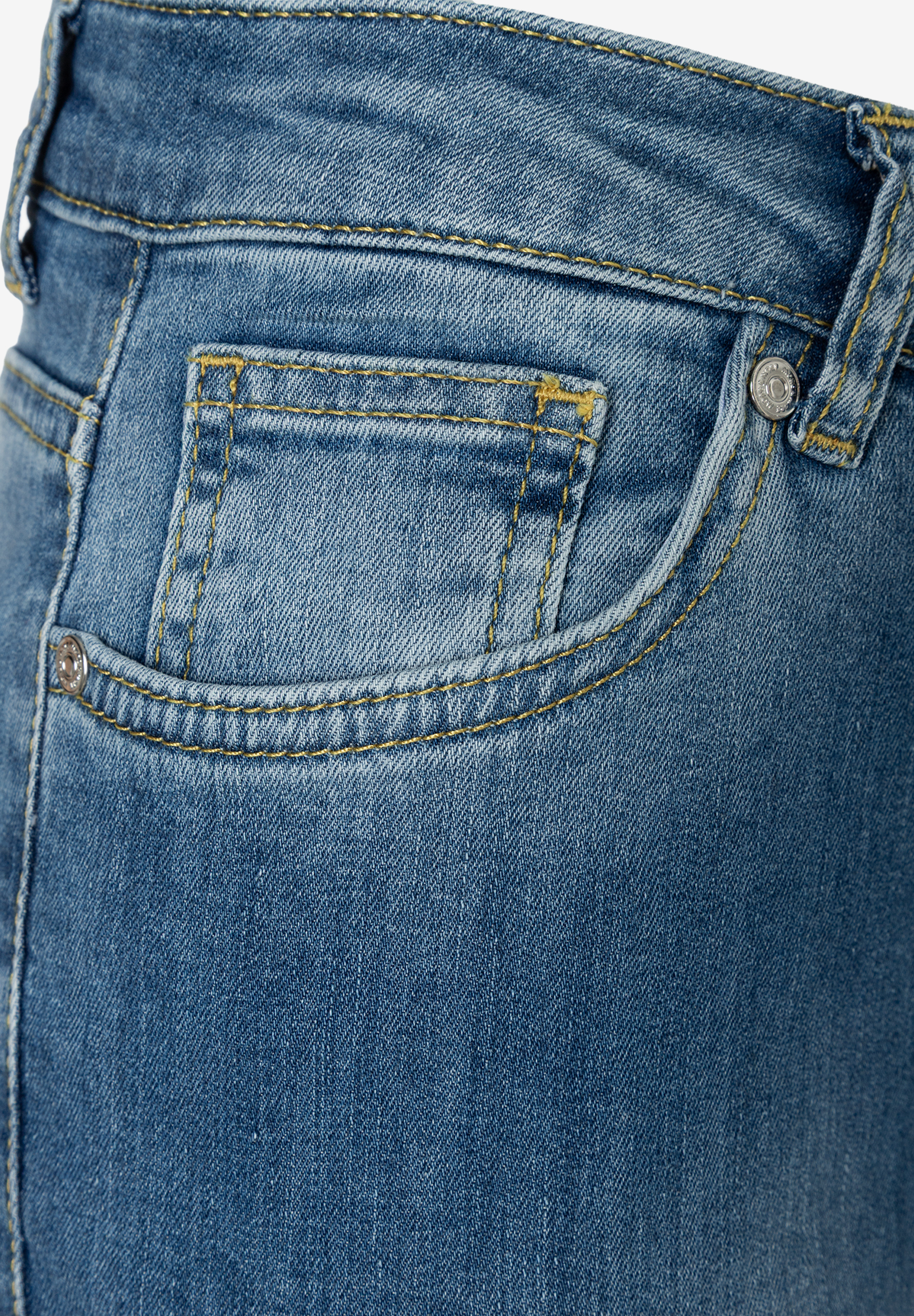 MORE & MORE Jeans: Detailansicht der blauen Damen-Jeans mit gelben Nähten, Knopf und Vordertaschen. MORE & MORE Jeans: Detailansicht der blauen Damen-Jeans mit gelben Nähten, Knopf und Vordertaschen.